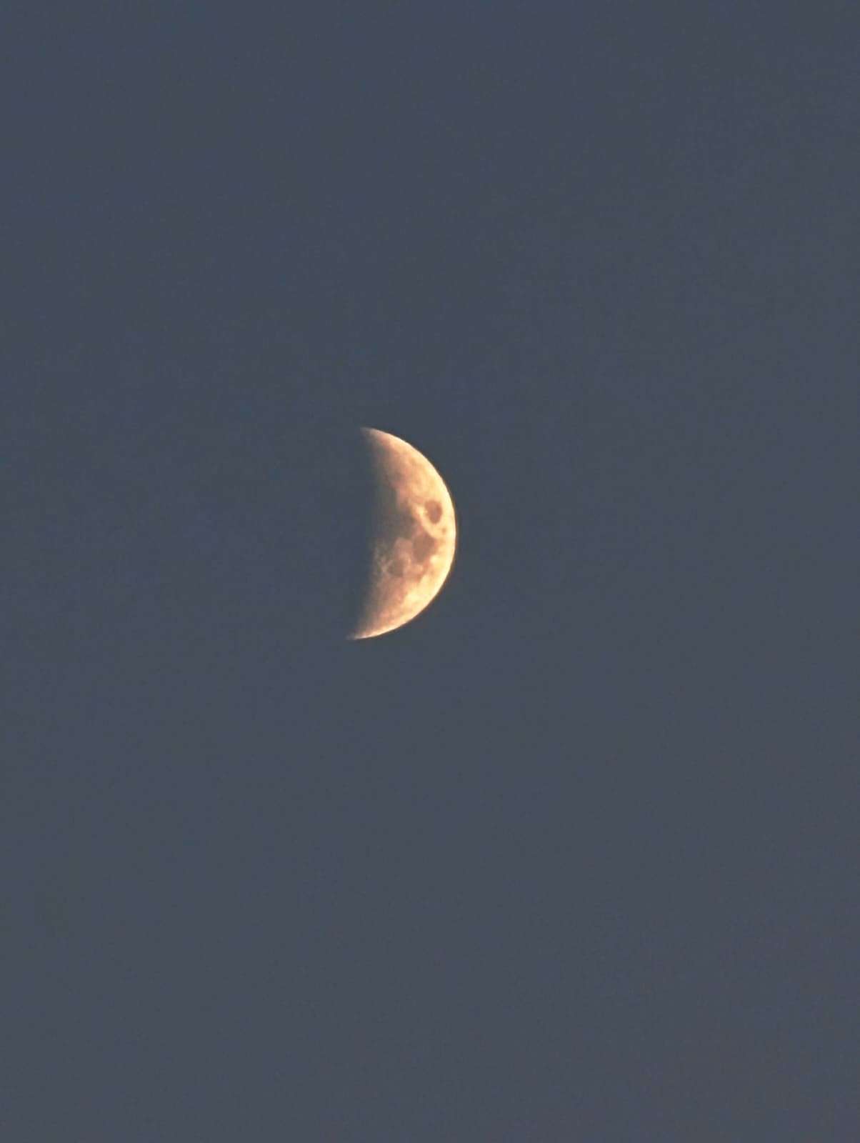 La lune gu&eacute;rit-elle les c&oelig;urs ou les rend-elle plus lourds ? 🌙💭