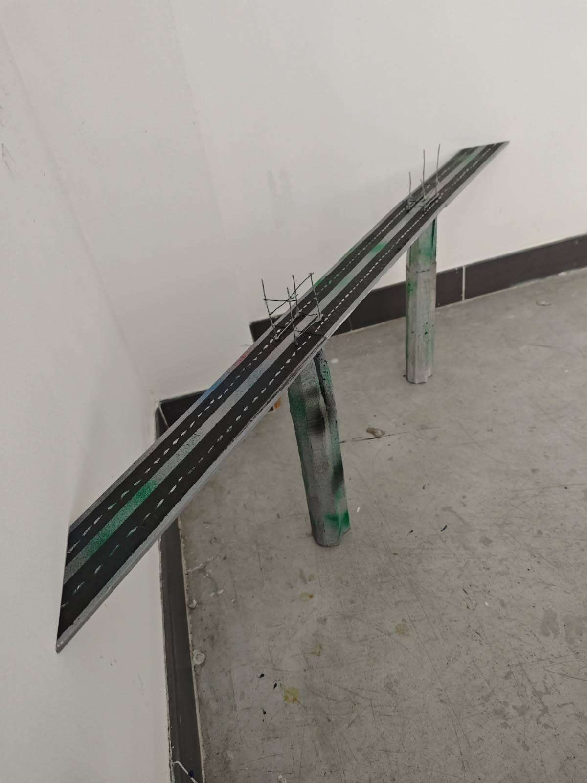 Maquette du viaduc de Millau ! Projet artistique n&deg;1 : anti-Monumant.
Repr&eacute;sentation du viaduc de Millau dans un th&egrave;me dystopique .
Dimensions : 1m20 sur 50cm
Nom de l'oeuvre : Instruction pas claire.