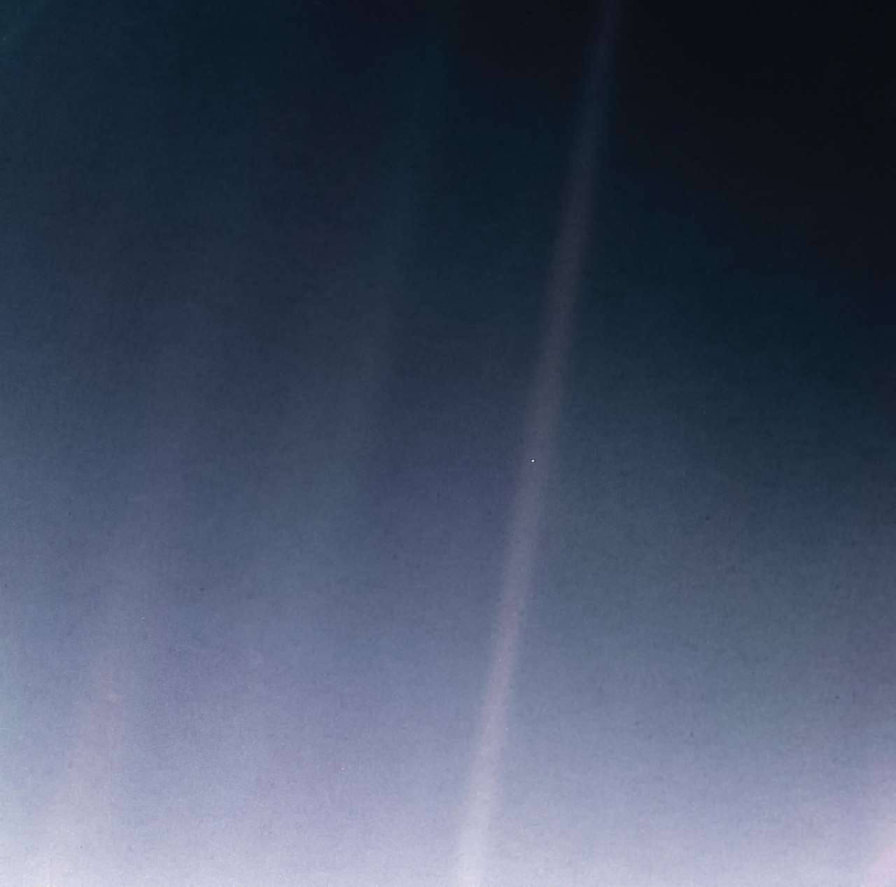 Un point bleu p&acirc;le. C'est la photo de la Terre prise &agrave; partir de l'espace &agrave; 6 milliards de kilom&egrave;tres par la sonde voyager. La Terre est le petit point qu'on voit &agrave; peine sur l'image. Juste pour nous montrer &agrave; quel point on est petits face &agrave; l'Univers. <<Regardez encore ce point. C'est ici. C'est notre foyer. C'est nous. Sur lui tous ceux que vous aimez, tous ceux que vous connaissez, tous ceux dont vous avez entendu parler, tous les humains qui aient jamais v&eacute;cu, tous les couples d'amoureux>>