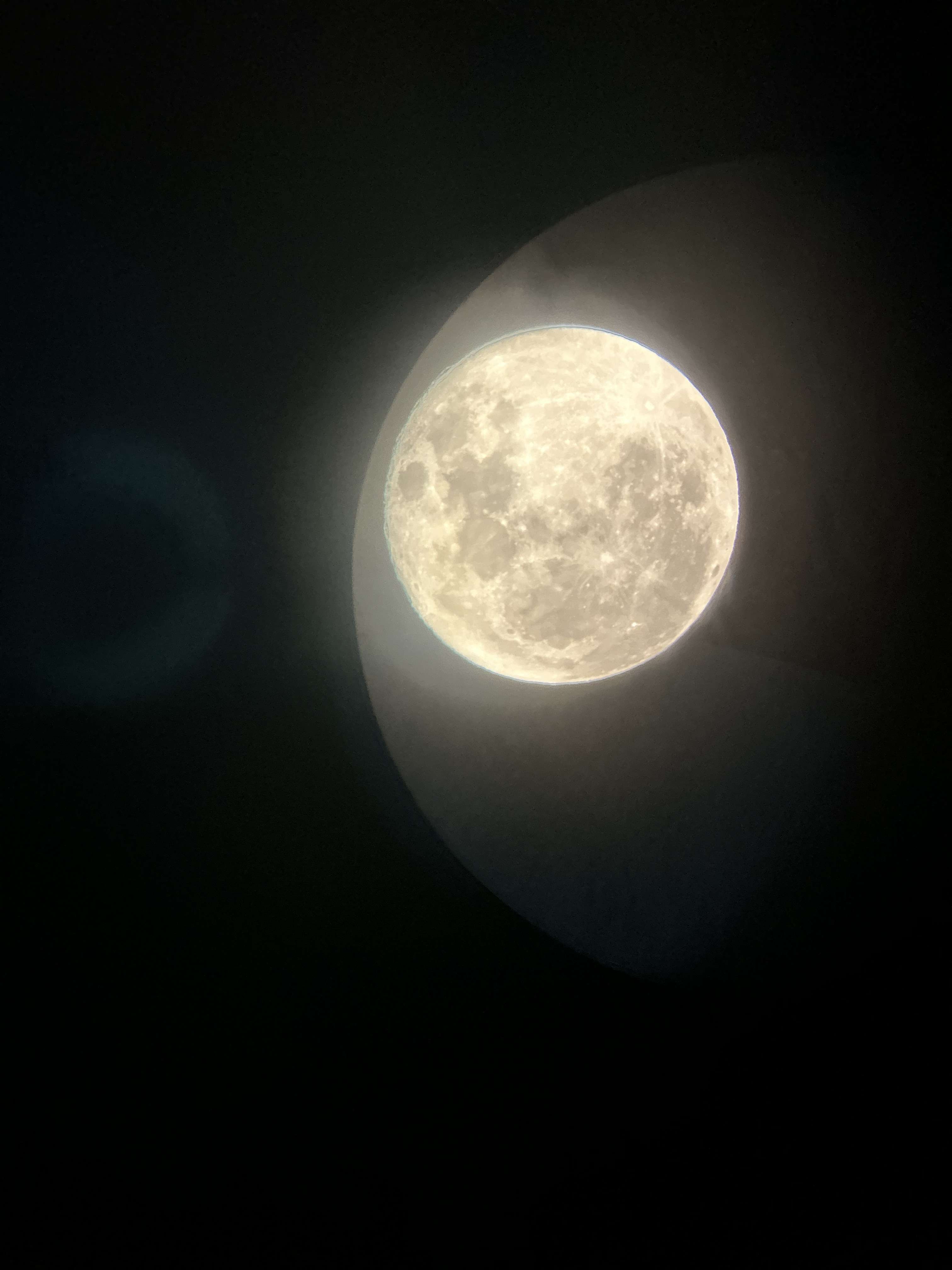 <Au clair de Lune>
Et maintenant  encore une fois
Ensorcel&eacute; par la profondeur de ton regard 
J'ai &eacute;t&eacute; amen&eacute; dans cette piste
Le sortil&egrave;ge des mercredis du soir

Le vent p&acirc;le accorde sa m&eacute;lodie orchestr&eacute;e 
L'&oelig;il de la nuit est seul spectateur
De la valse dont nous seuls pouvons entendre la chanson 

Nos visages refl&egrave;tent sur l'eau
Si claire que l'intention de nos coeurs
Il y a pas besoin d'un mot

Et ces instants deviennent infinis 
Ici au claire de cette lune
Notre seul spectateur
