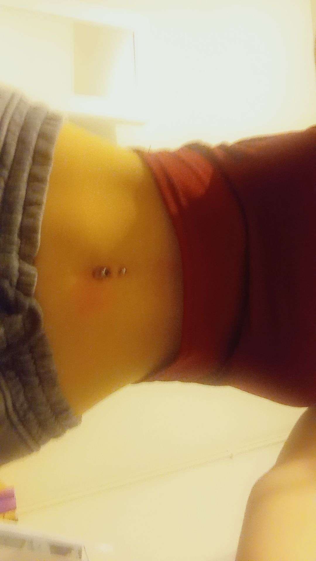 Enfin le piercing rahhh (lumi&egrave;re jaune j'&eacute;tais pas chez moi on juge m&ecirc;me pas ..🤷🏻&zwj;♀️)