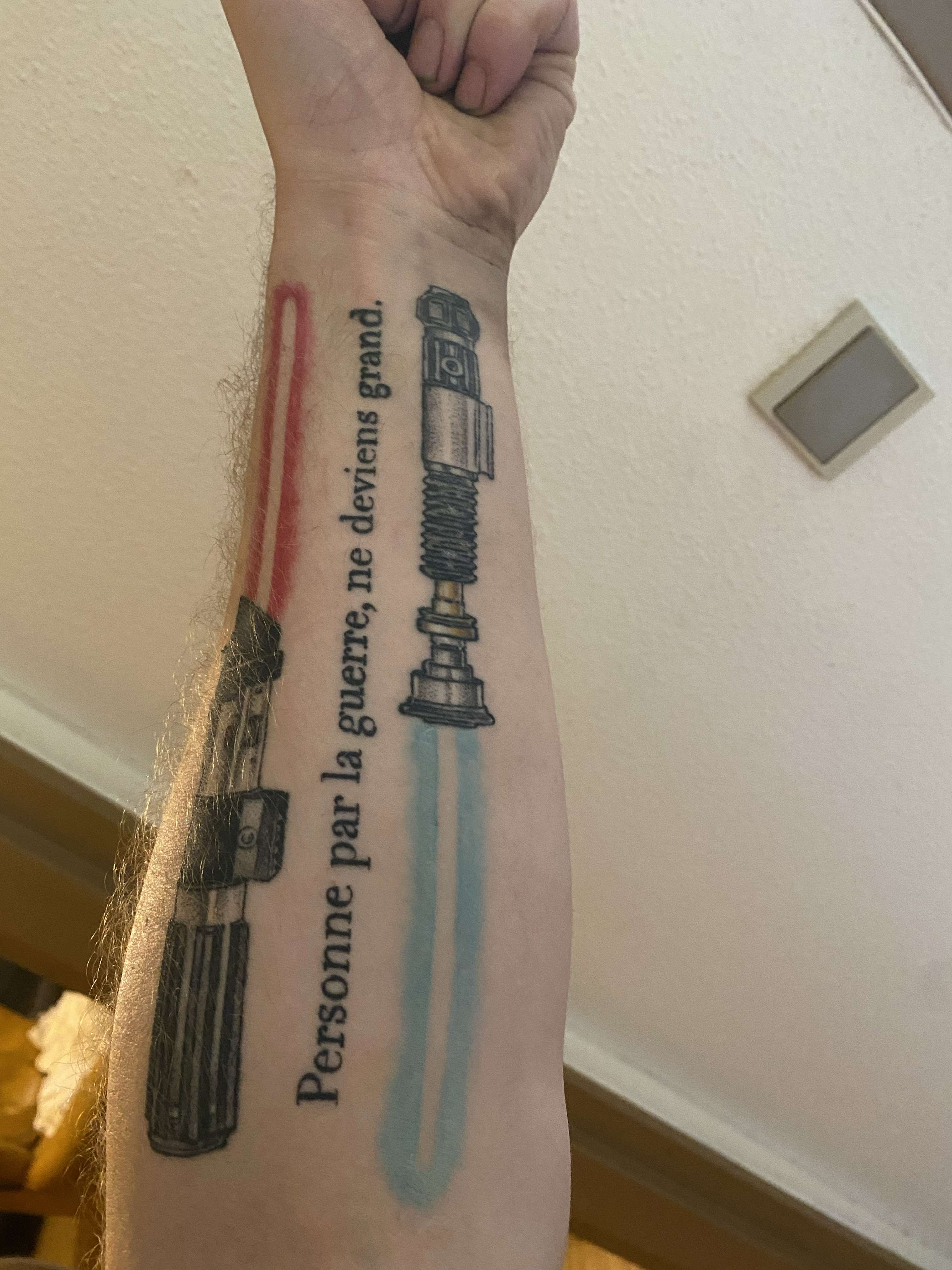 Attention je suis fake tatou&eacute; gr&acirc;ce &agrave; chat gpt 😂
Dites que mon tatoo est trop styl&eacute; ou je vous lance des cailloux