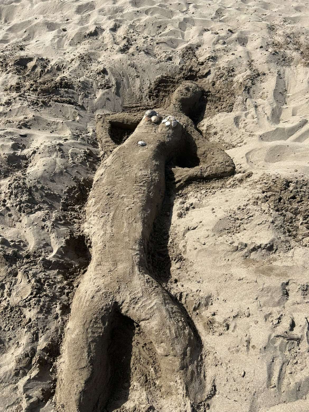 Je vais &agrave; la plage que pour m'amuser avec le sable