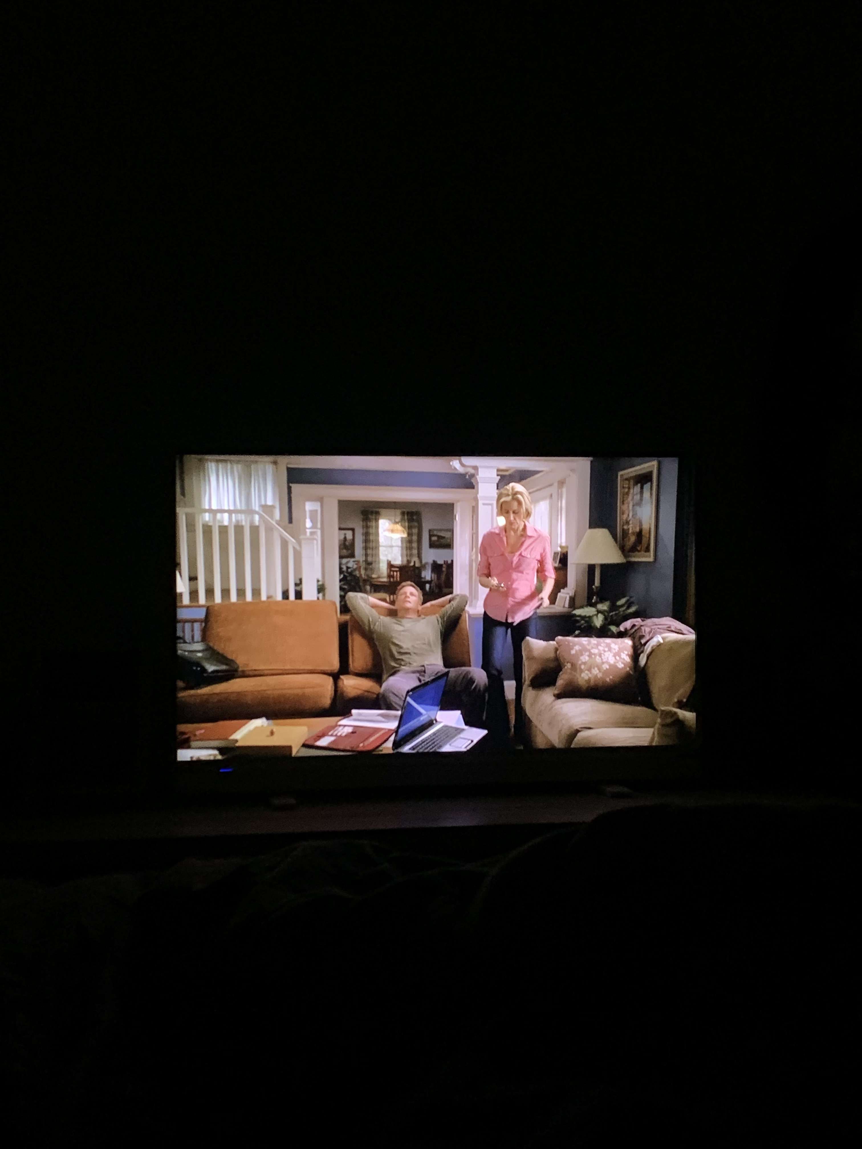 Au moins je peux jouer avec son chat, manger tranquille, et regarder desperate housewives 😝😝😝