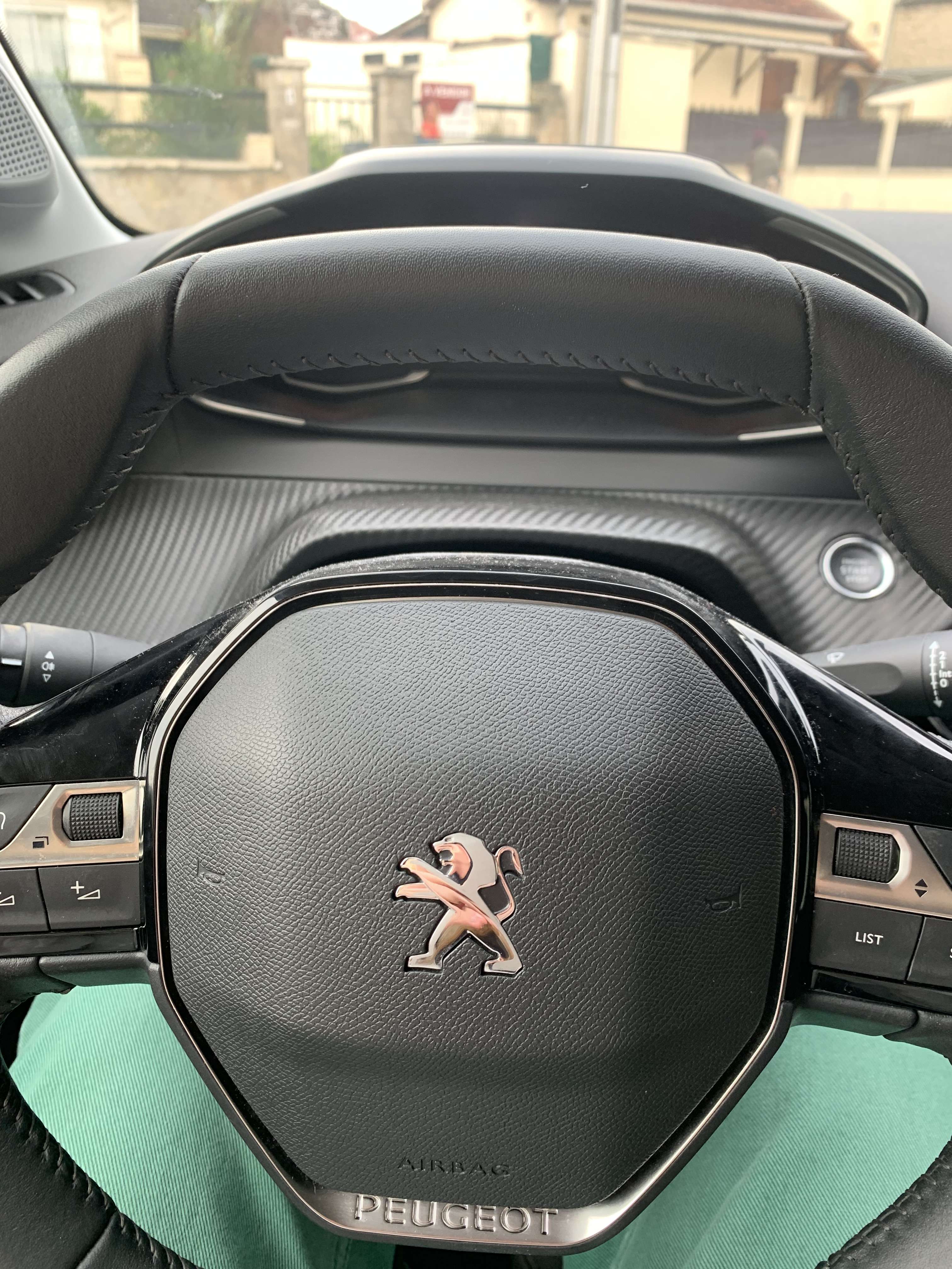 Mon cousin fan de voitures : 
&laquo;&nbsp;Adeline elle est comment la voiture que tu conduis &agrave; l&rsquo;auto &eacute;cole?&nbsp;&raquo;

- euh&hellip; elle est moderne. Et rouge. 
Attends j&rsquo;ai une photo