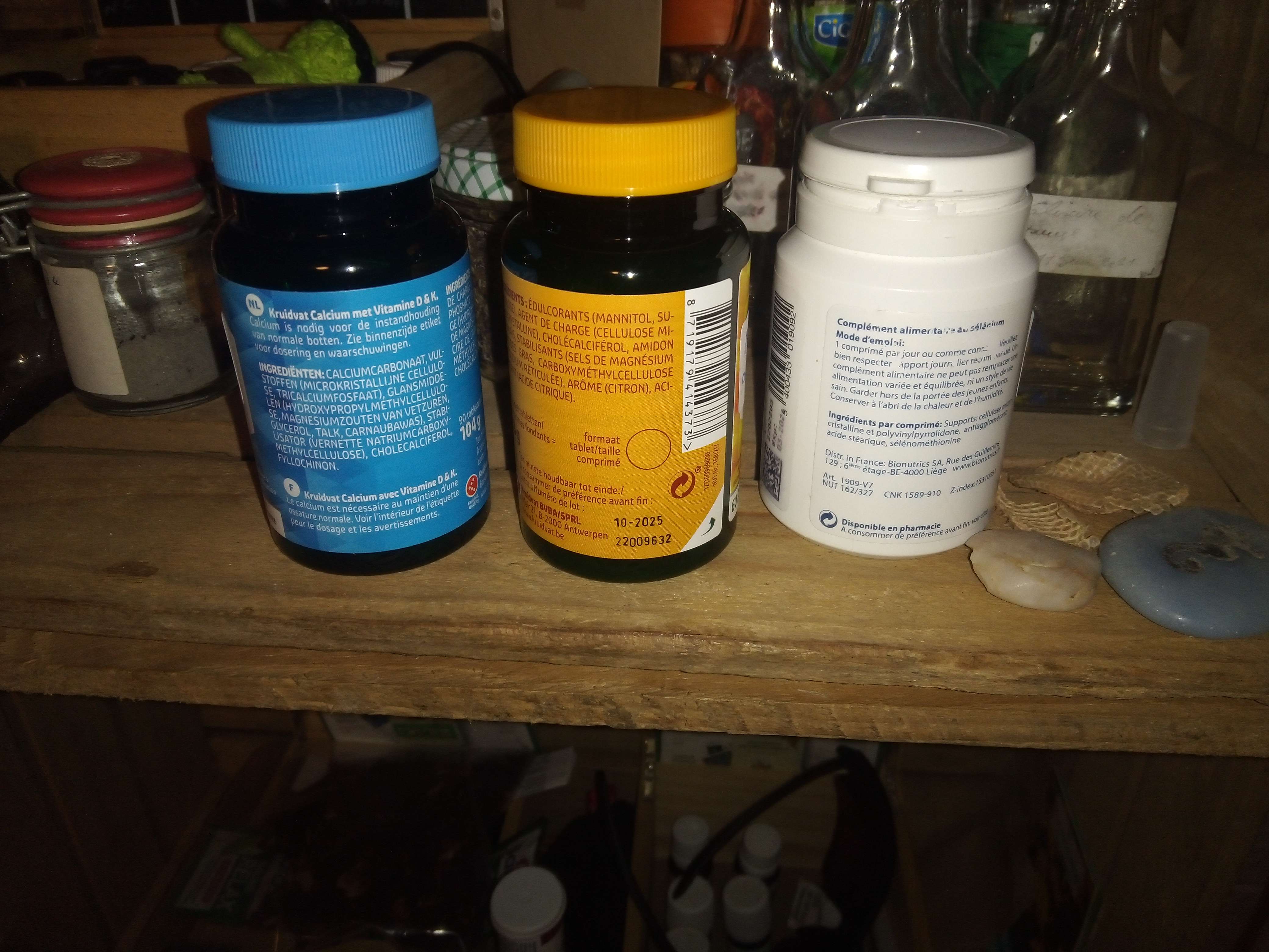 Voila j'ai fait mes premiers g&eacute;lules a base de plantes  #nature dans le pot bleu ses le bien-&ecirc;tre avec tout les plante calmant s&eacute;datif relaxant dans la jaune ses sur la digestion et dans la blanche ses pour les infections hivernale donc les 7 plantes expectorant il son adapt&eacute; pour les enfants et adultes