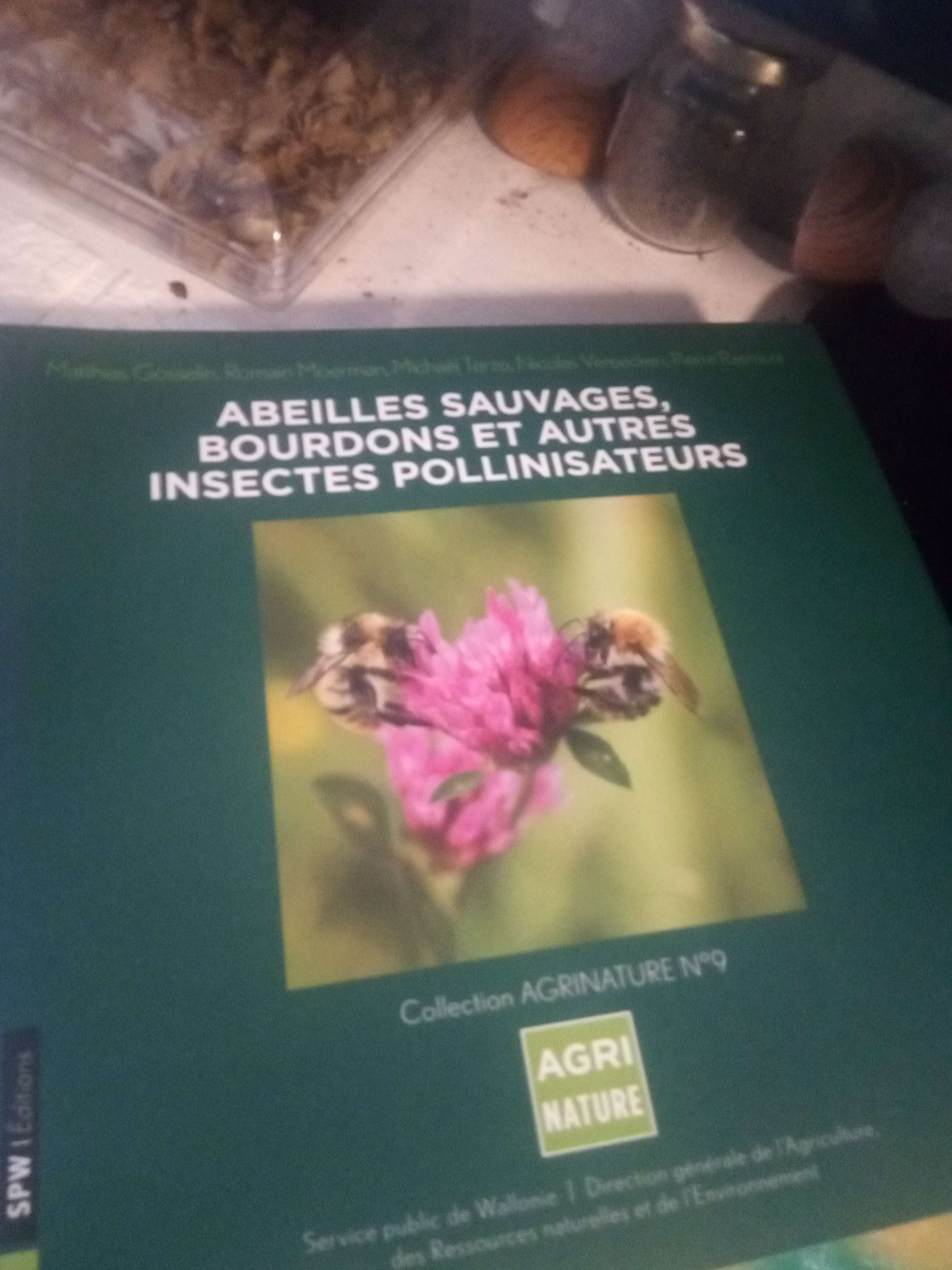 Ce les livre que j'ai eu en d&eacute;cembre avant les vacances de No&euml;l qui est bien avec les abeilles sauvages et autre pollinisateurs avec leur lieu de vie leur habitat leur nourriture et qui leur faut pour vivre certains qui nourrit une seul plantes sans sa elle disparait car oui les abeilles comme on sais ses gr&acirc;ce &agrave; elle si on as des fleurs et les fruits et certains abeilles sauvages pollinisation des plantes l&eacute;gumineuses pour avoir des l&eacute;gumes comme il disparait on as moins de l&eacute;gumes et de fruits