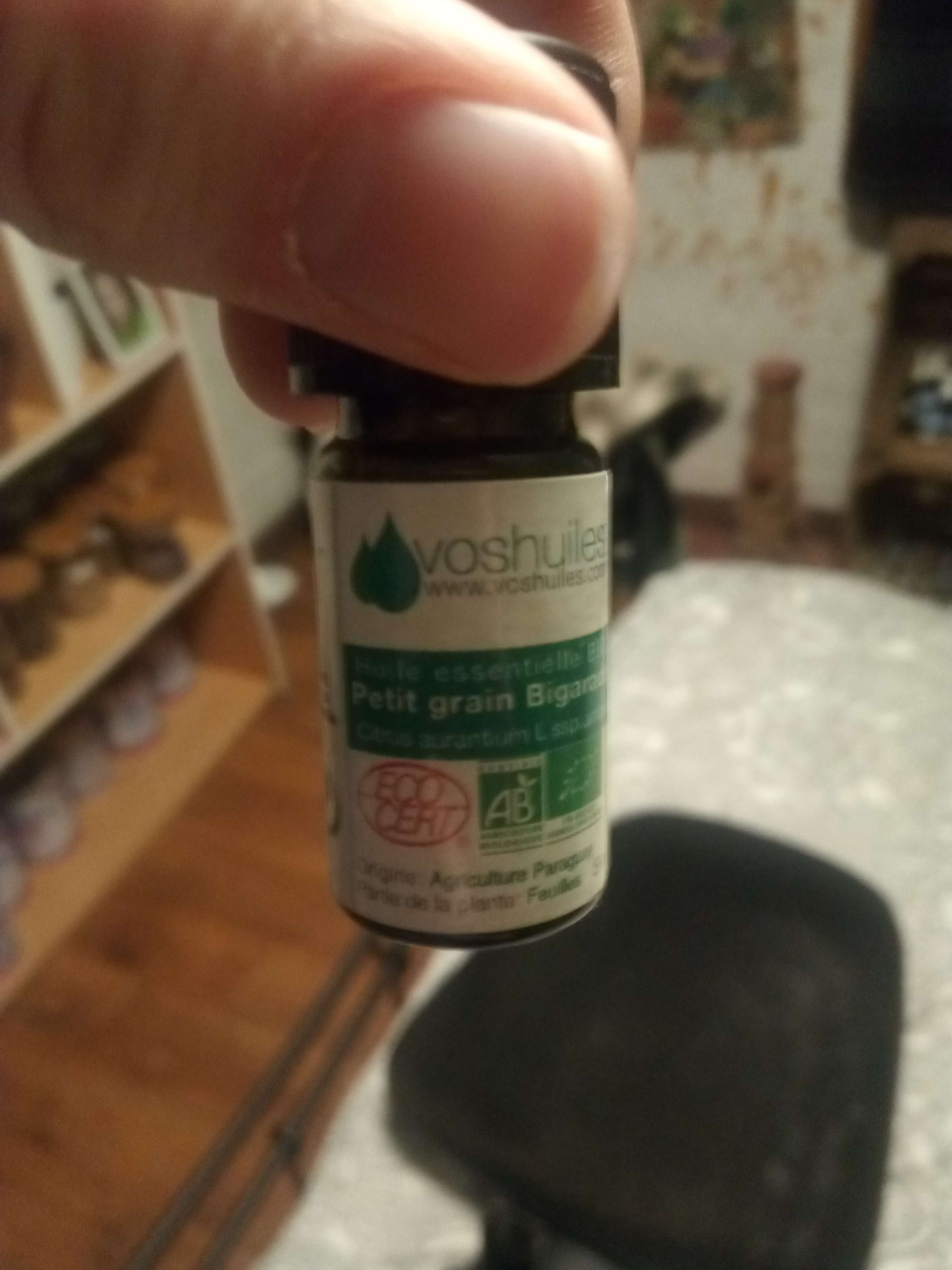 Huile essentielle de petit grain bigarade originaire du Maroc qui vient un arbre qui fait ses fruits les fleurs n&eacute;roli meur pour donne les fruits et connus pour ses vertus on fait des huiles essentielles avec les feuilles aussi des g&eacute;lules elle son calmant s&eacute;datif relaxant anti d&eacute;prime aussi tonique de la peau et hydratant et anti ride aussi r&eacute;gulateur cardiaque et respiratoire a pas utiliser pendant la grossesse et au enfants de moins de 7 ans