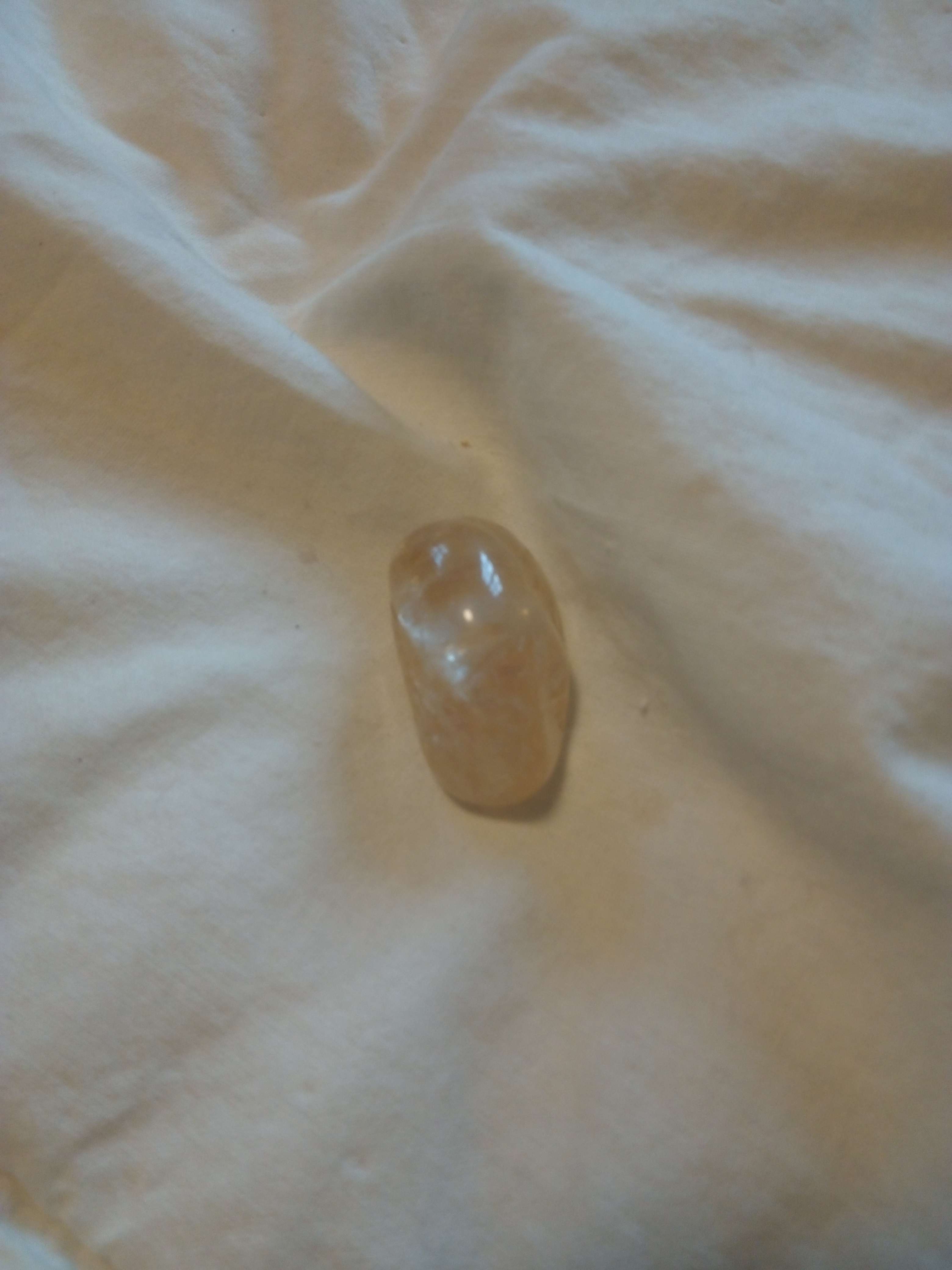 Citrine une pierre jaune polie et brute un peu brune et jaune vive qui peut vir&eacute; a orange quand on as chauffe on appelle les pierre de marchands car il aborde abondance mais aussi en m&eacute;decine douce comme digestif et calme et bien &ecirc;tre  #nature