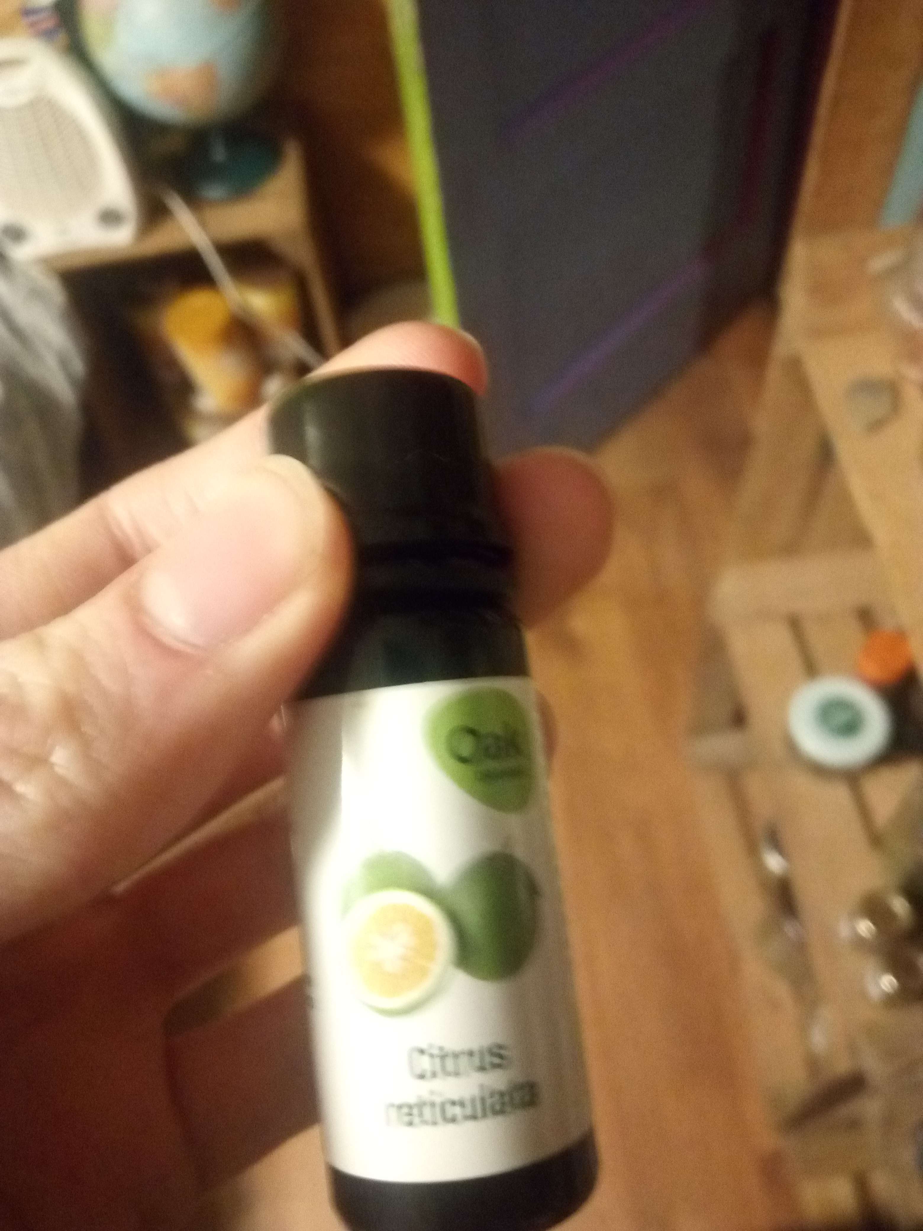 De huile essentielle de mandarine vert qui vient un fruit qui vient un arbre des pays chauds on utilise en cuisine et en m&eacute;decine comme calmant s&eacute;datif relaxant anti d&eacute;prime digestif ap&eacute;ritif anti septique de air