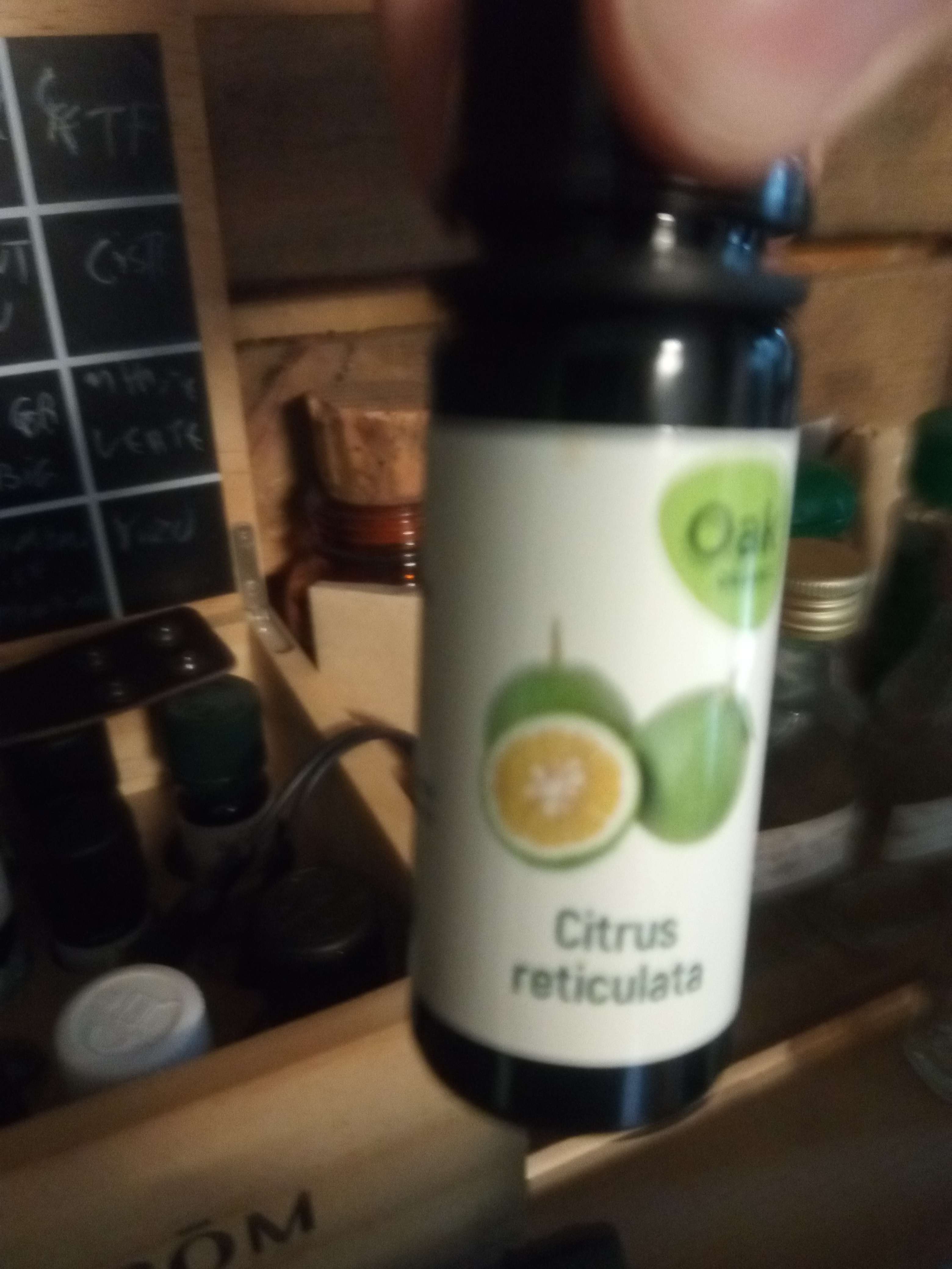 Huile essentielle de mandarine vert qui son des fruits qui son &eacute;t&eacute; sous pression m&eacute;tallique pour en faire elle es s&eacute;datif relaxant anti d&eacute;prime aussi digestif et anti septique de air il bien pour les enfants et adultes  #relaxation