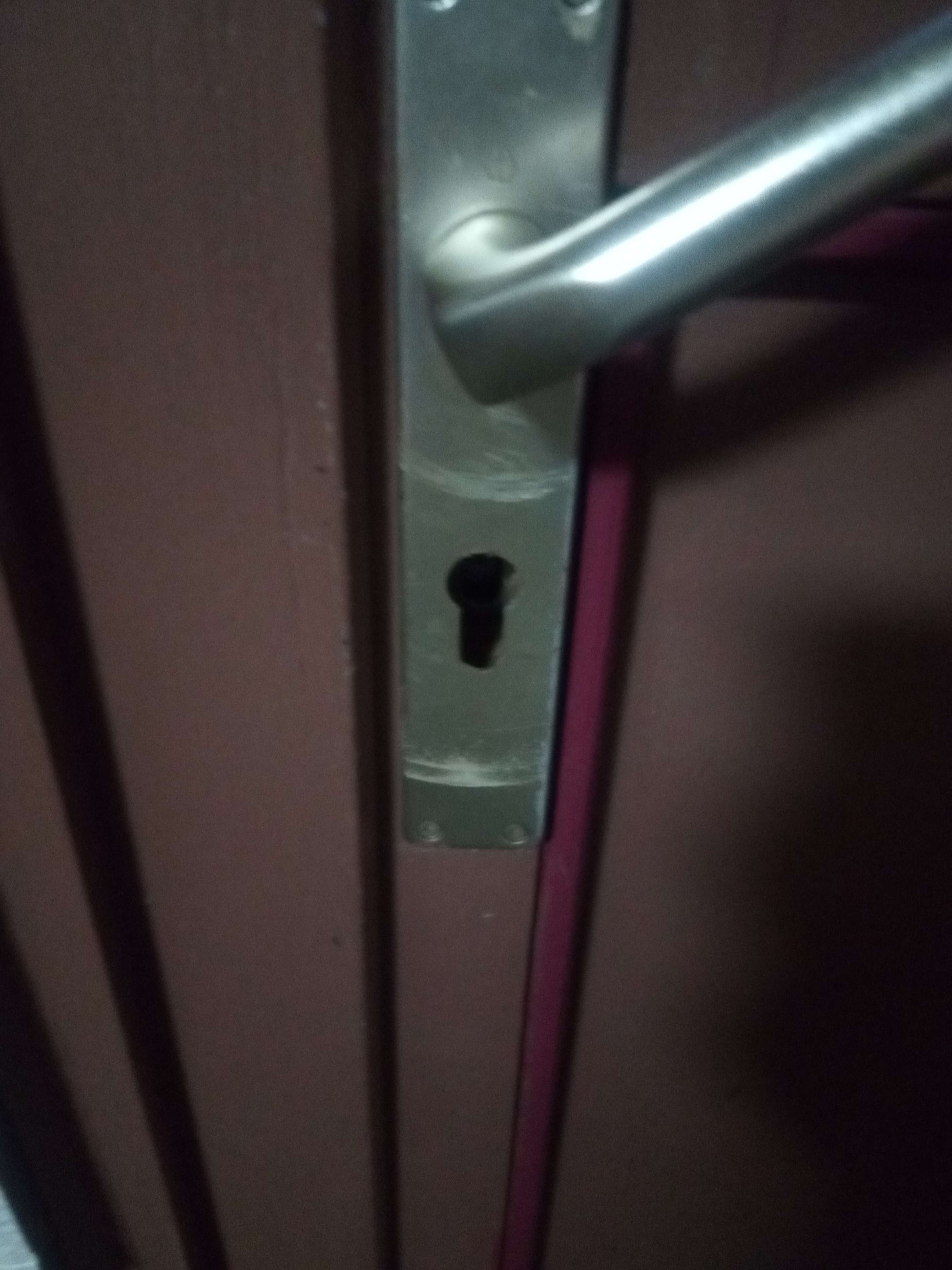 On m'a forc&eacute; la porte de la cuisine on doit changer la serrure au plus vite esp&egrave;re