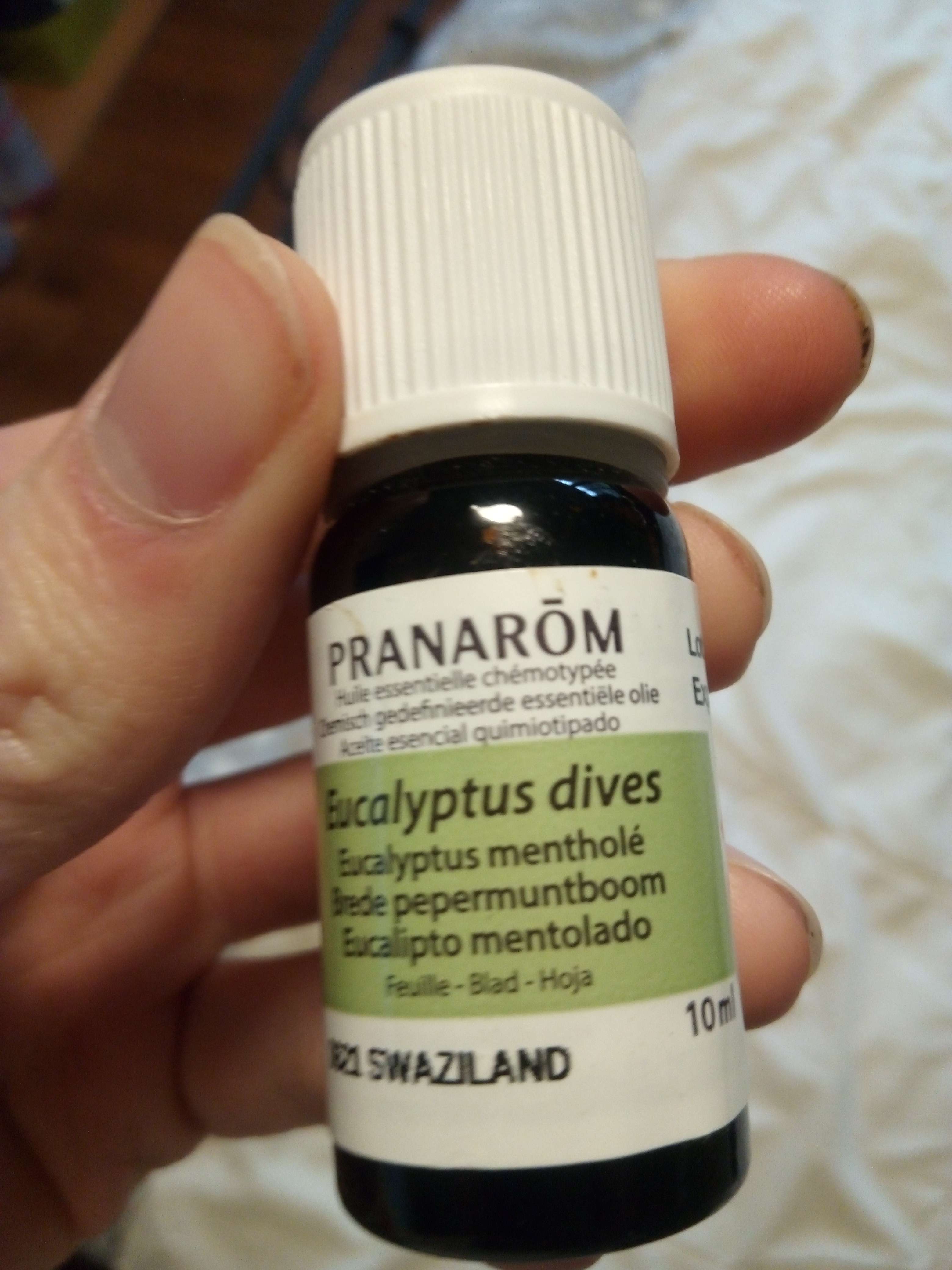 Huiles essentielles de eulyptuse menthol&eacute; une huile essentielle pas connu m&ecirc;me oubli&eacute; mais elle est bon pour les maladie de hiver et infections hivernale mais avec beaucoup de pr&eacute;cotion usage car si elle es mal utilis&eacute; ou trop utiliser elle peut &ecirc;tre dangereuses car elle est toxiques pour le cerveau a utilis&eacute; avec mod&eacute;ration et quand il faut utiliser