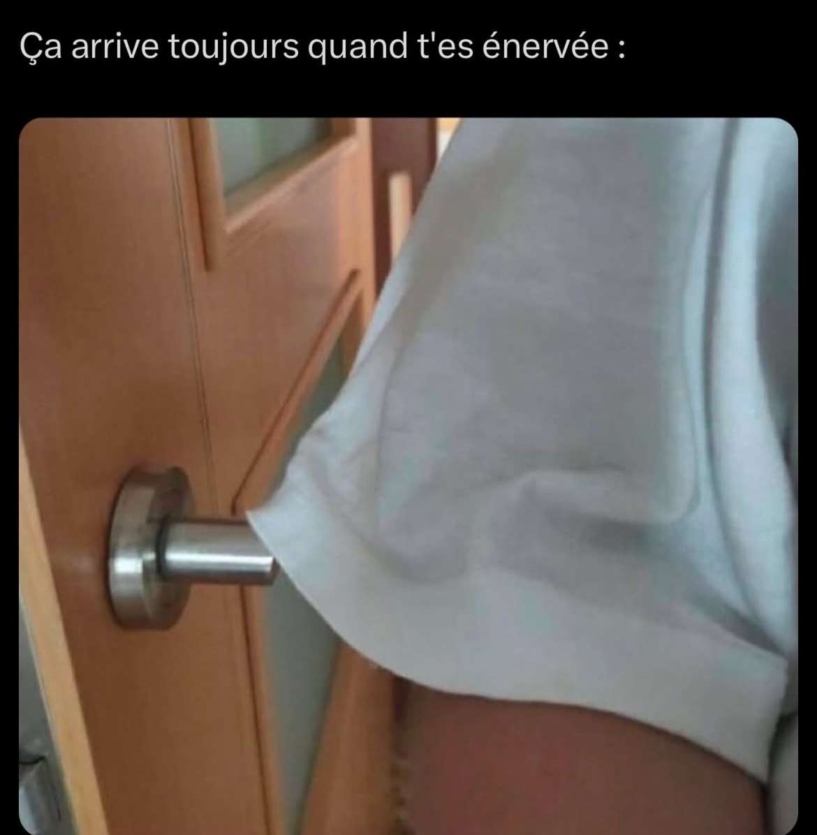 La poign&eacute;e de porte elle va t&rsquo;attraper par le col back &agrave; force qui se passe &ccedil;a 😂