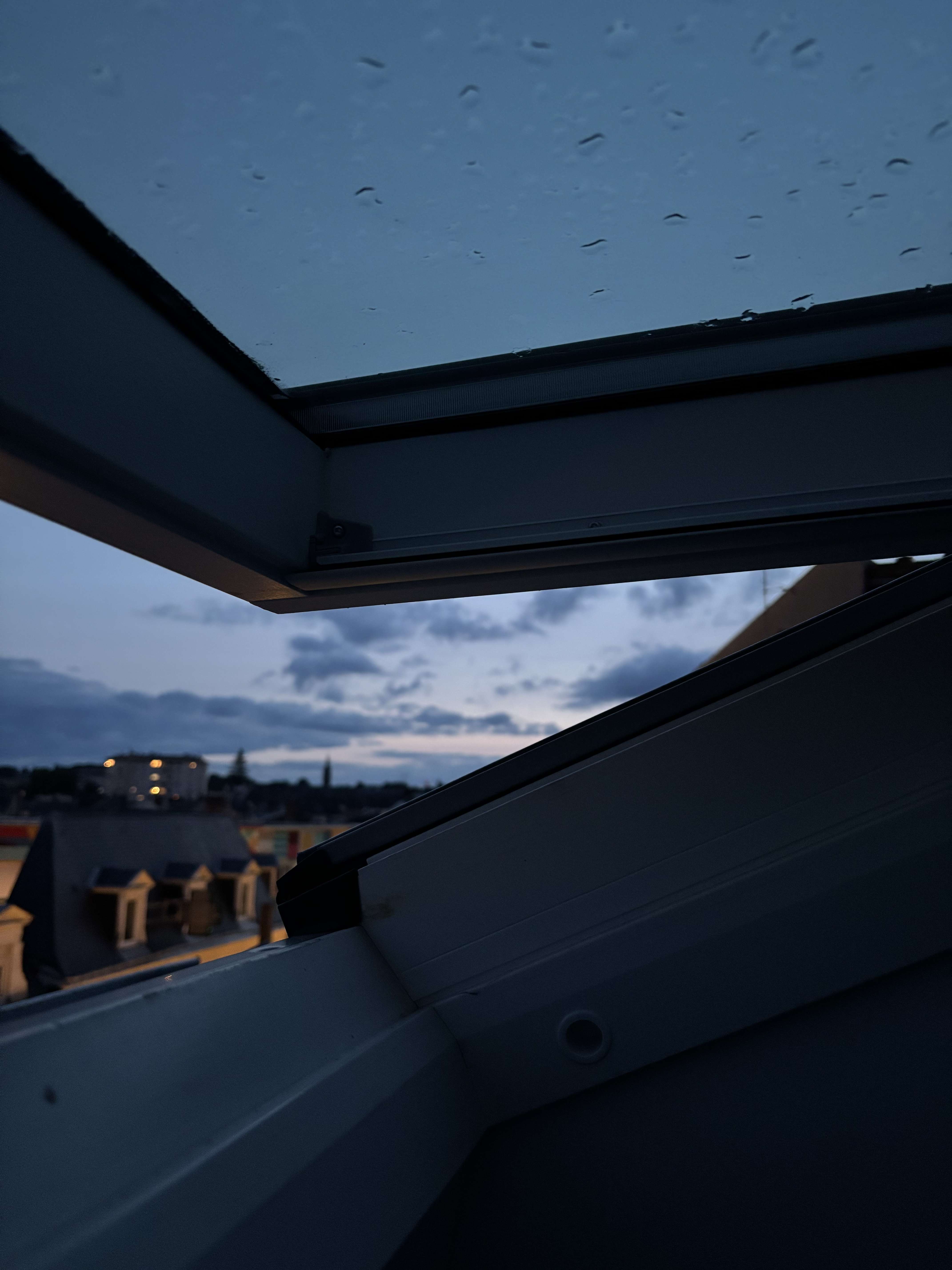 J&rsquo;adore ce mood,quand le soleil commence &agrave; se coucher avec les petites gouttes sur le velux 🥰