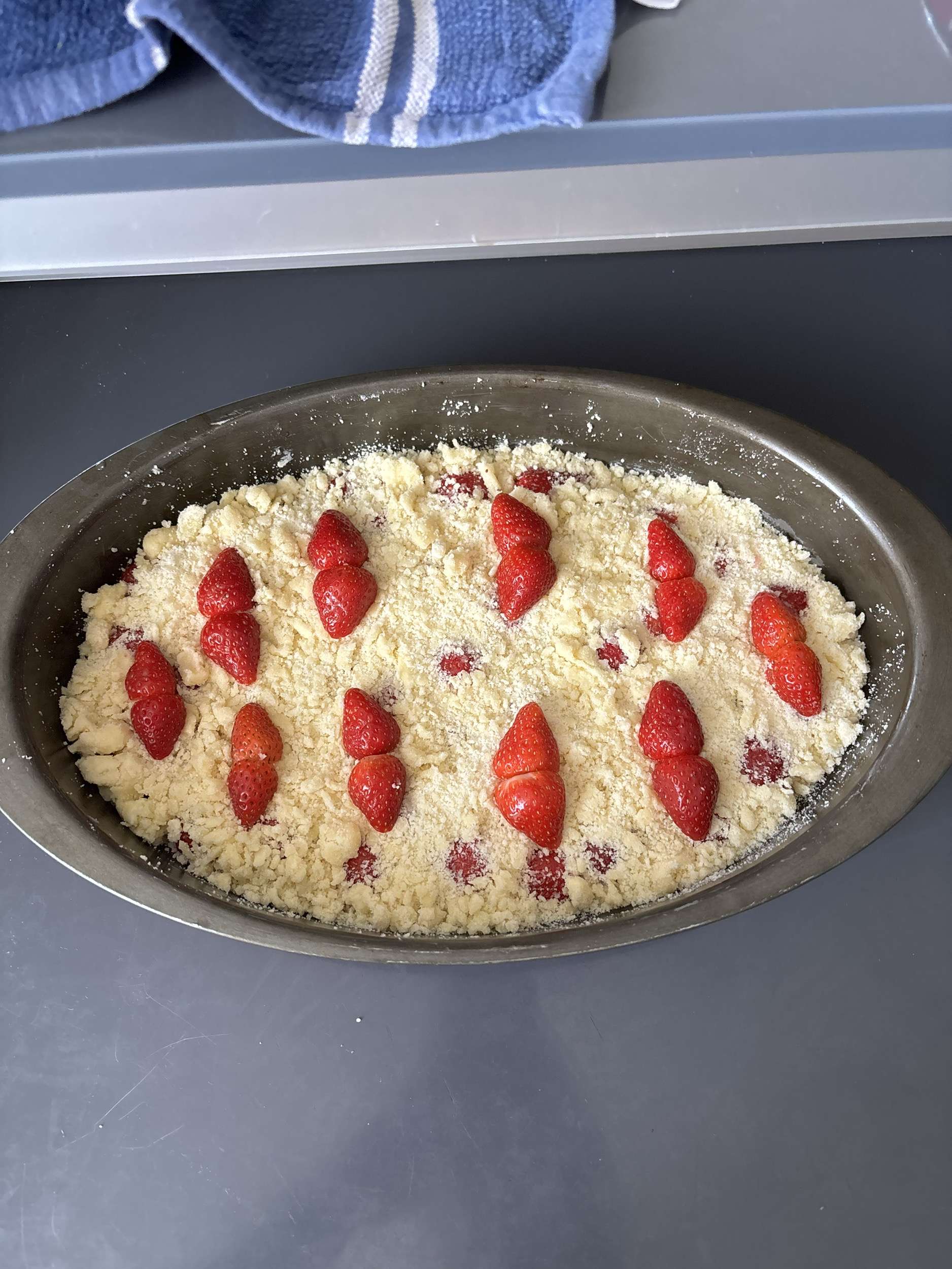 Bon on va voir sa donne quoi le crumble au fraises 🍓