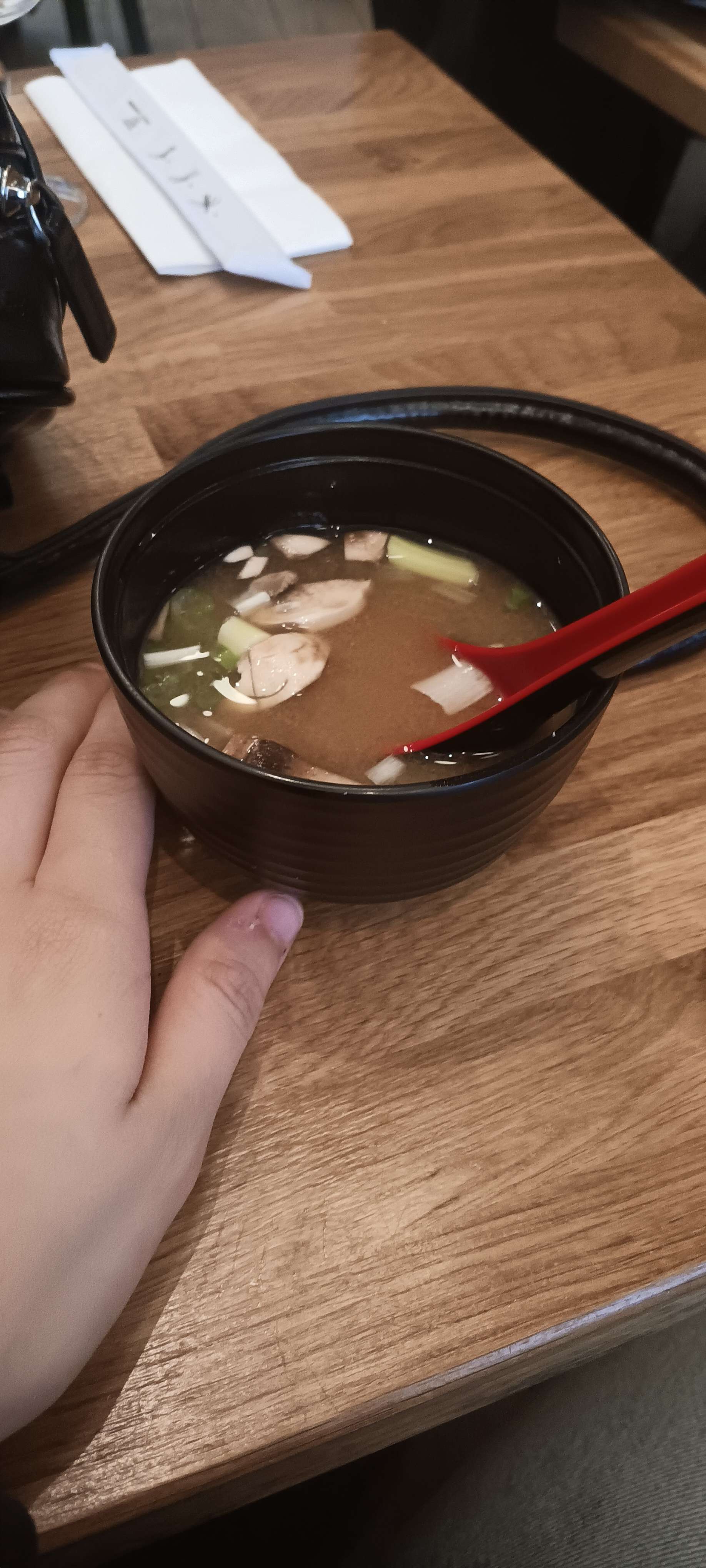 Bruuuh je suis dans un resto japonais c trop long d'attendre wesh J'AI FAIM JE VEUX MES RAMENS (j'ai eu une soupe en attendant)