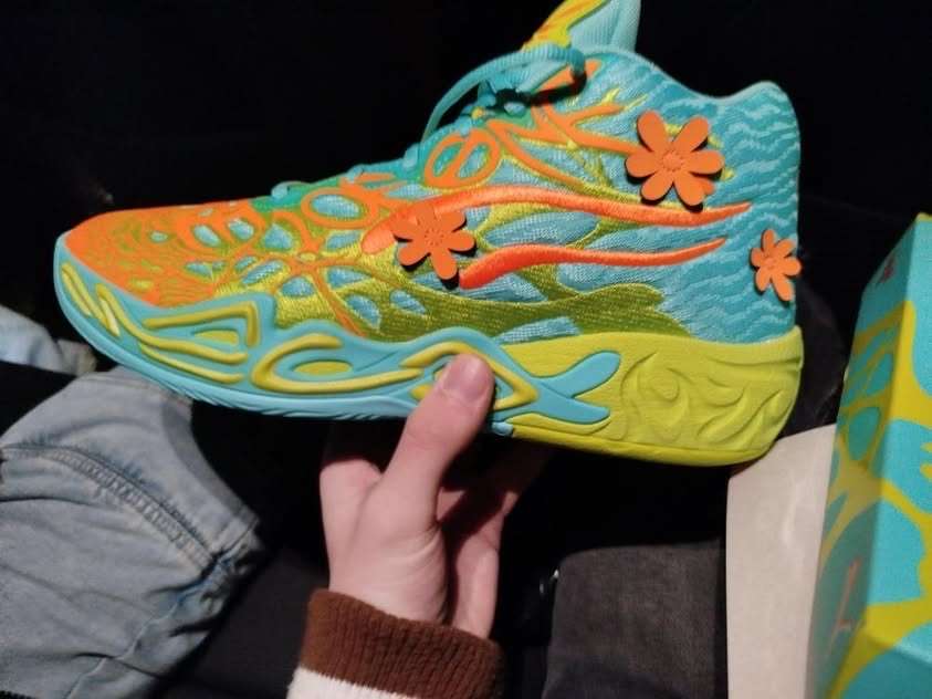 Mon fr&egrave;re a achet&eacute; une paires je vous en supplie dites lui que c&rsquo;est immonde