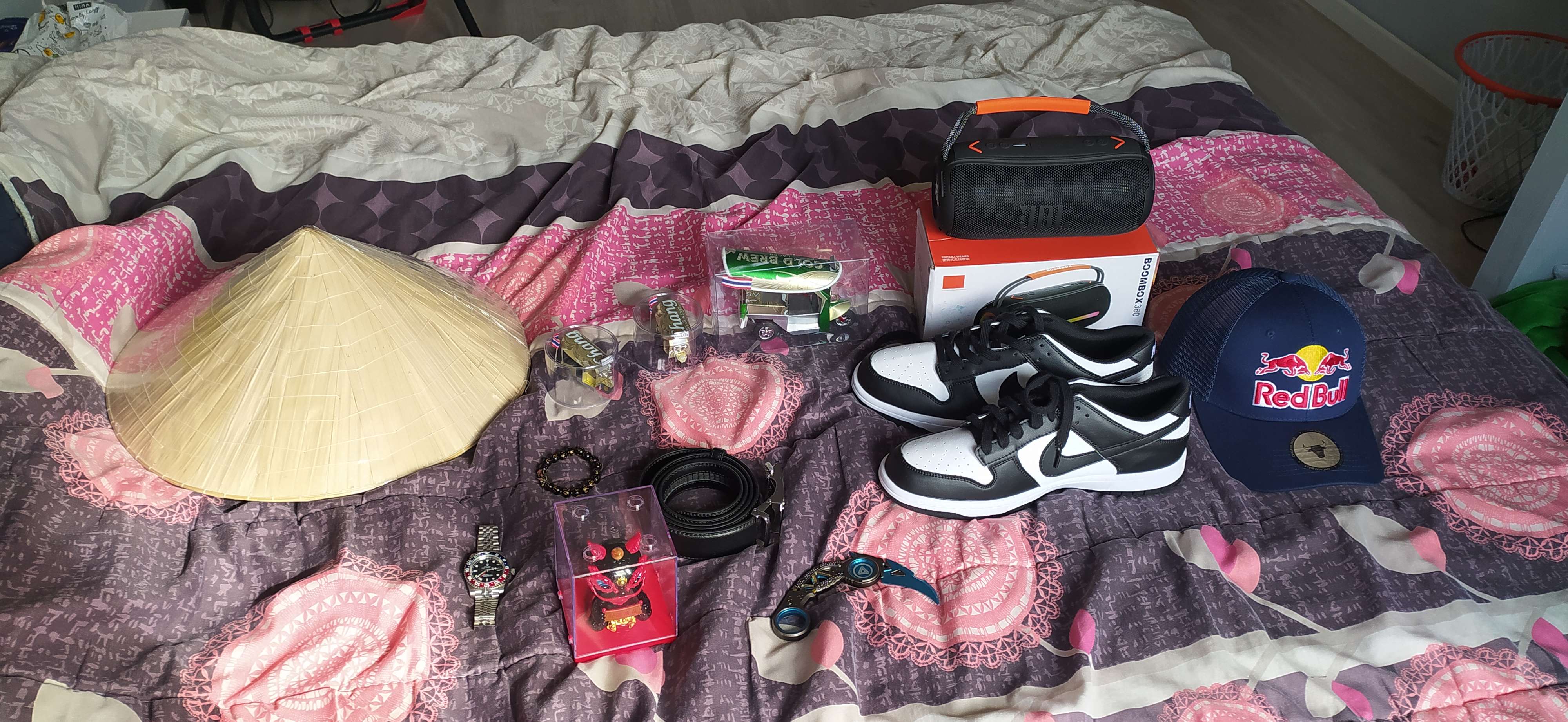 Tout &ccedil;a pour 206&euro; mdrr (un gros tuktuk canette, 2 petit tuktuk canette pour les potes, une joubouloul (contre fa&ccedil;on d'une JBL mdr) une casquette red bull, des nique dunk (contre fa&ccedil;on de Nike dunk) une ceinture jaguar, un dragon qui bouge la t&ecirc;te ( c'est trop marrant lv) une roulex (contre fa&ccedil;on d'une Rolex oui et alors ? 😂) et un karambit )