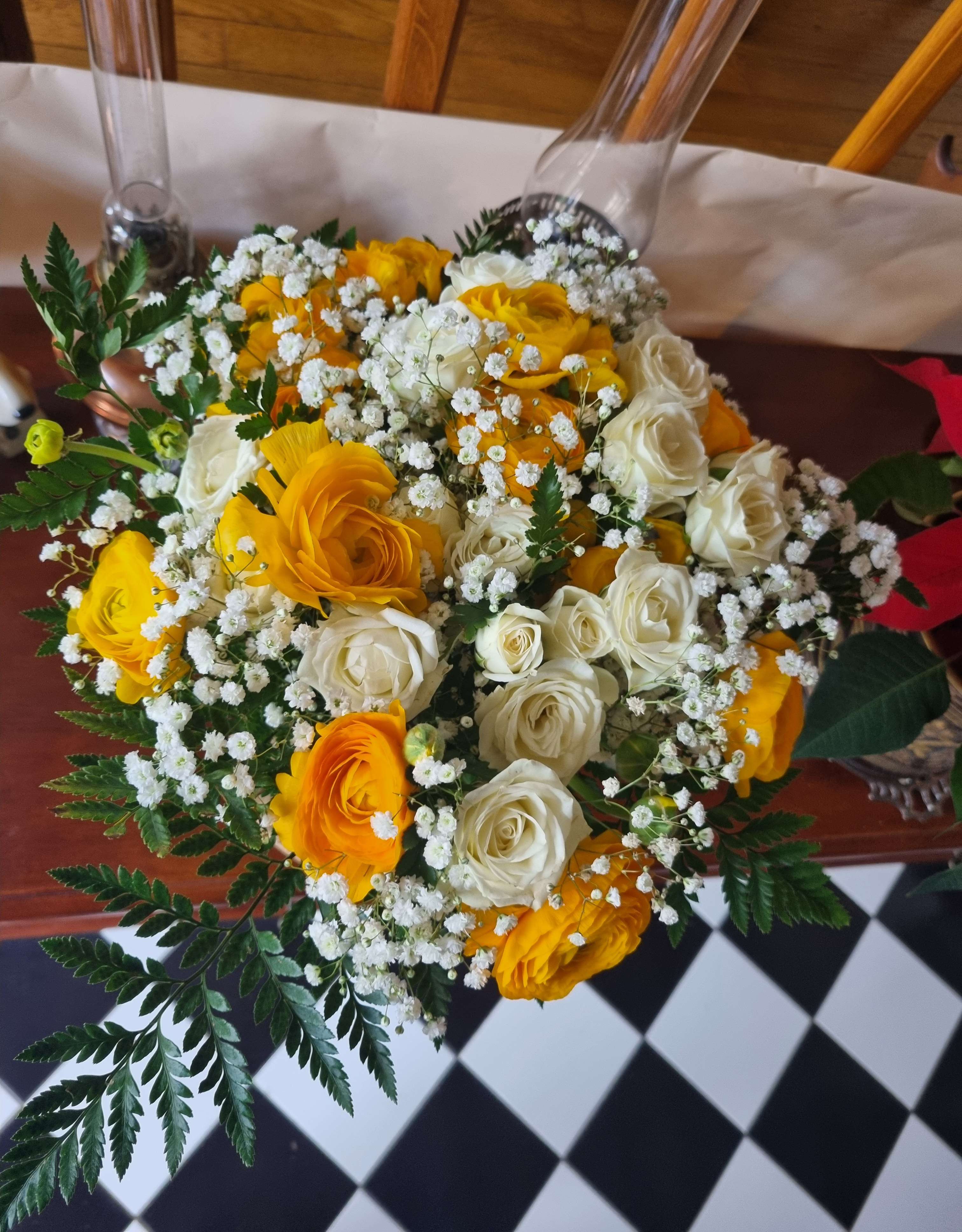 mon granpa qui continue d'offrir des fleurs &agrave; ma grangran, m&ecirc;me en se rapprochant des 60 ans de mariage 🥹