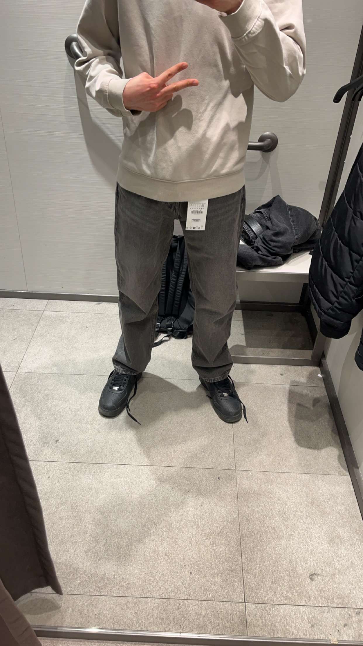 J&rsquo;ai pris un jean oklm en attendant mon pote pas pr&eacute;vu du tout mais vasi j&rsquo;en voulais un gris donc carr&eacute;
