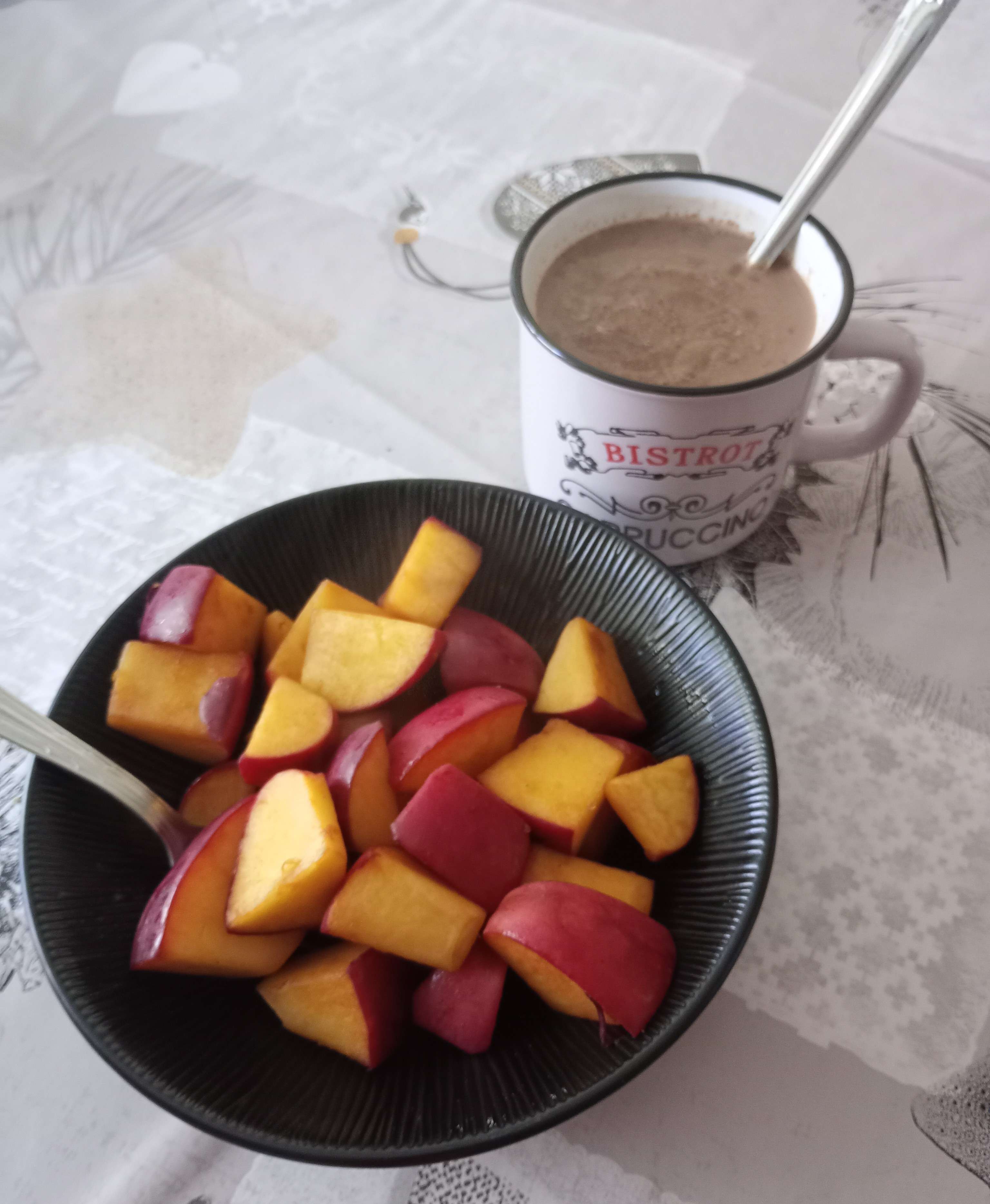 Coucou &ccedil;a fait longtemps ! Et je reviens avec mon petit-d&eacute;jeuner du week-end ! Un chocolat chaud &agrave; la cannelle et au sucre vanill&eacute; ( feu doux et 8 carr&eacute;s de chocolat ) avec des paumes caram&eacute;lis&eacute;es &agrave; la po&ecirc;le ! 😋