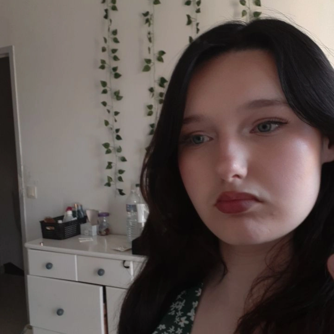 Slt je mappelle marie j'ai 15 ans bient&ocirc;t 16 ans ,si vous avez besoin de conseils LGBT n'h&eacute;sitez pas .