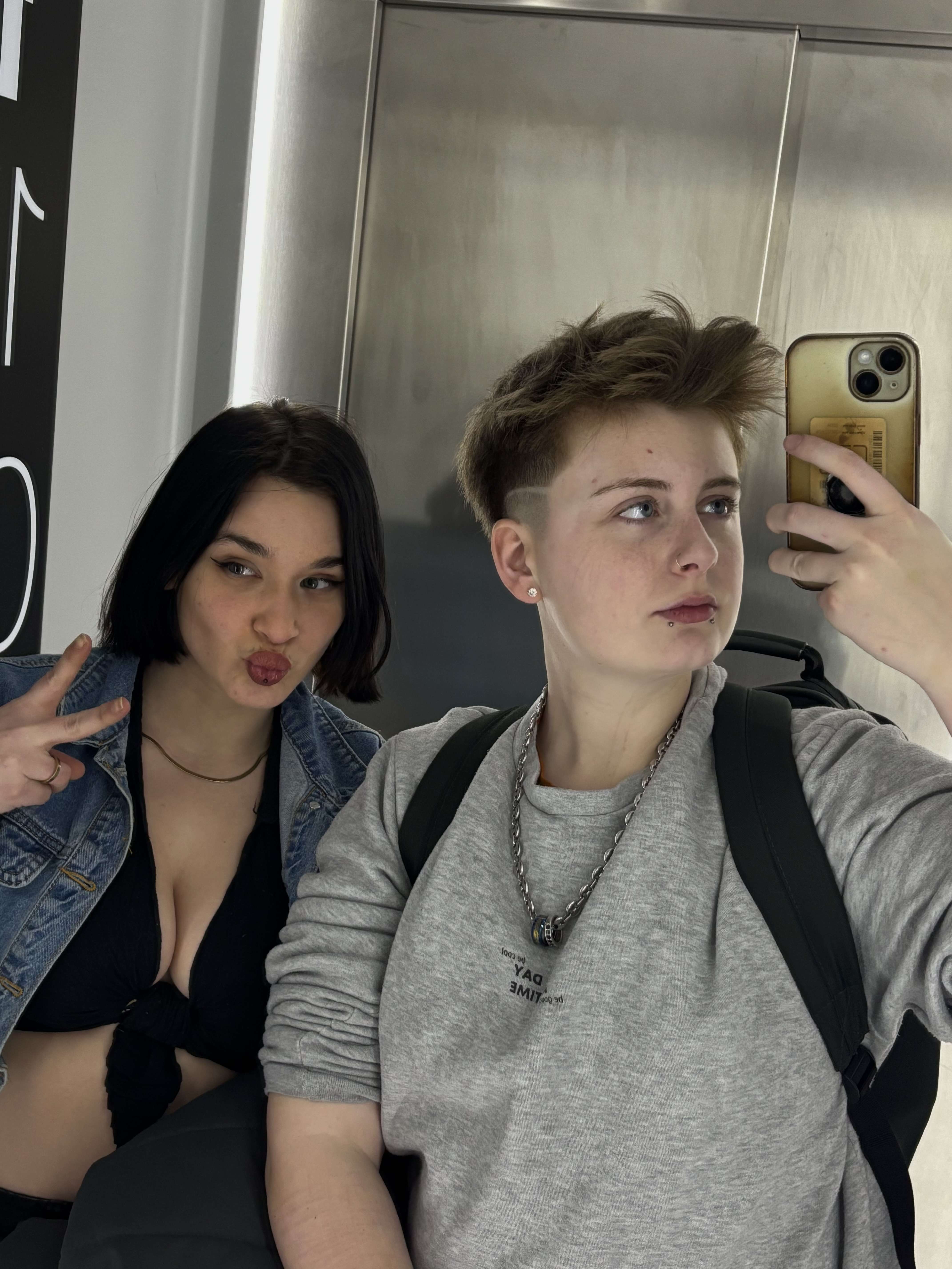 Salut les gens moi c&rsquo;est Na&euml;l, j&rsquo;ai 20 ans, je suis un homme transgenre (pas encore sous t ou autre) je suis mari&eacute; et deux magnifiques princesses 🫡

Je cherche des personnes chill &agrave; La Rochelle pour se posewww fumer et tout et tout (je connais pas grand monde)