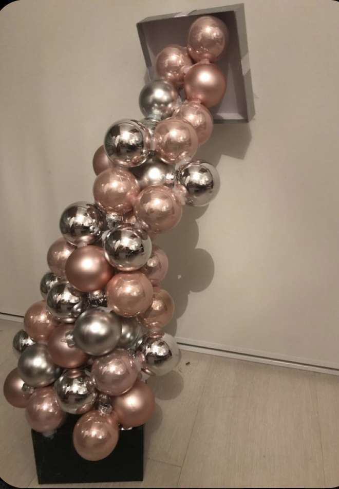 Sujet de &laquo;&nbsp;trop de &raquo; d&rsquo;art plastique en 4eme 
Avec des boules de No&euml;l