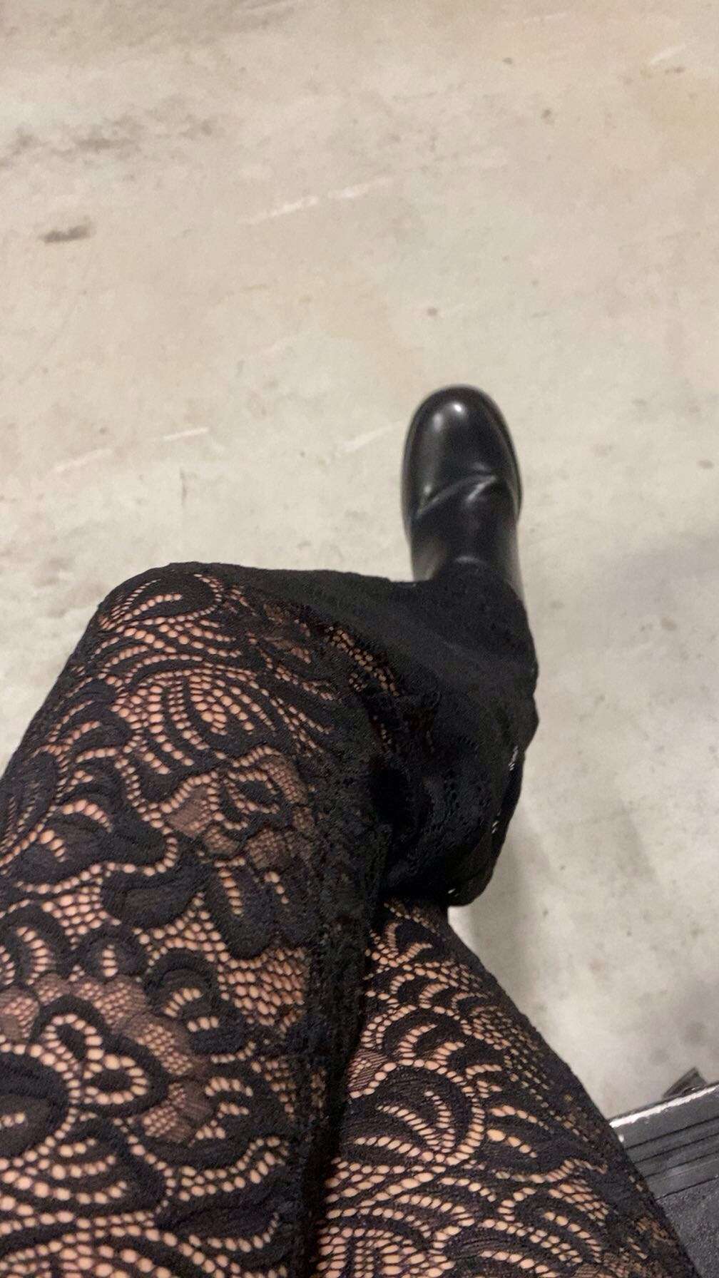 Les filles vous portez quoi avec ce genre de pantalon en dentelle ???