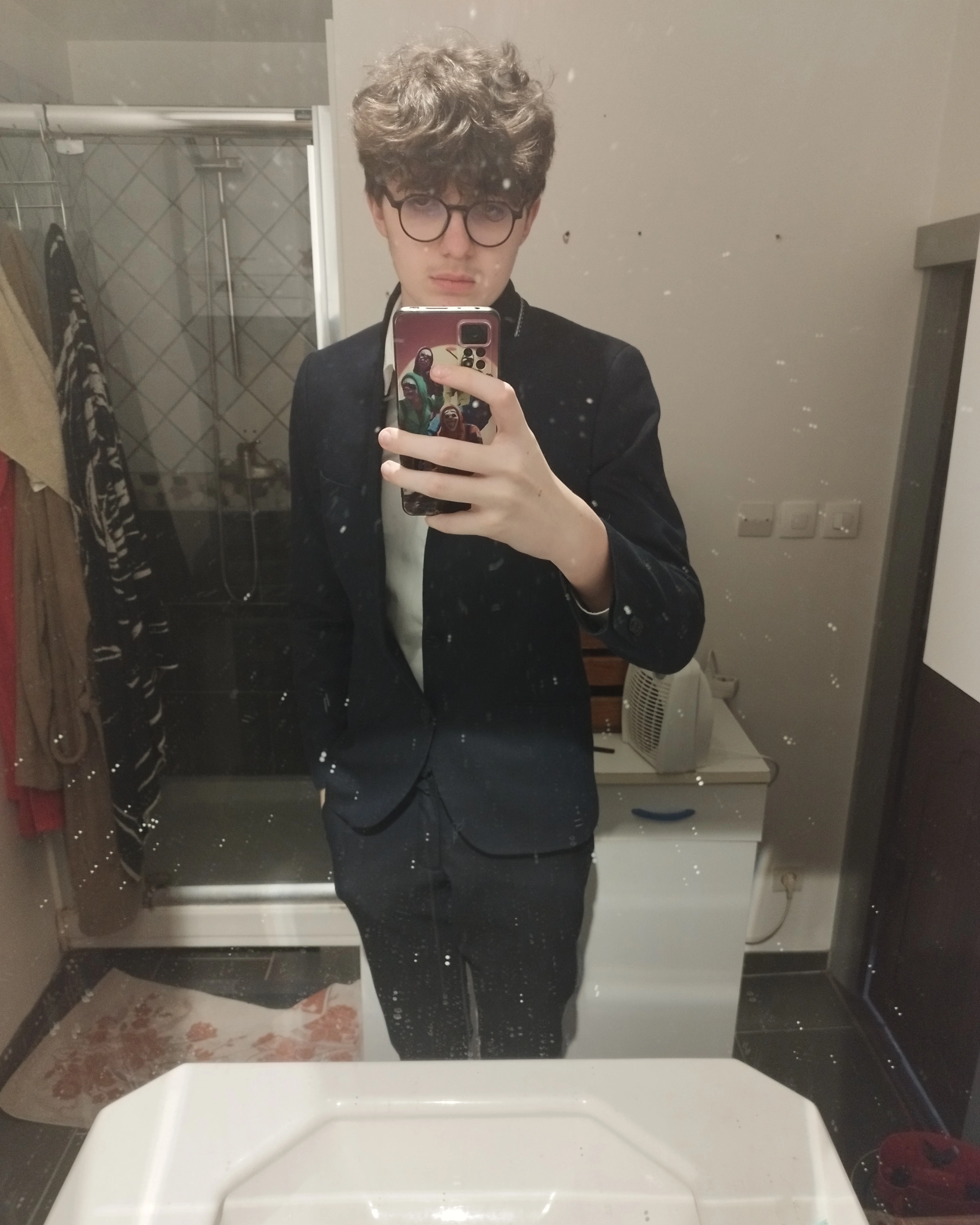Vous valider la photo en gros tous les jeudi je suis en costume