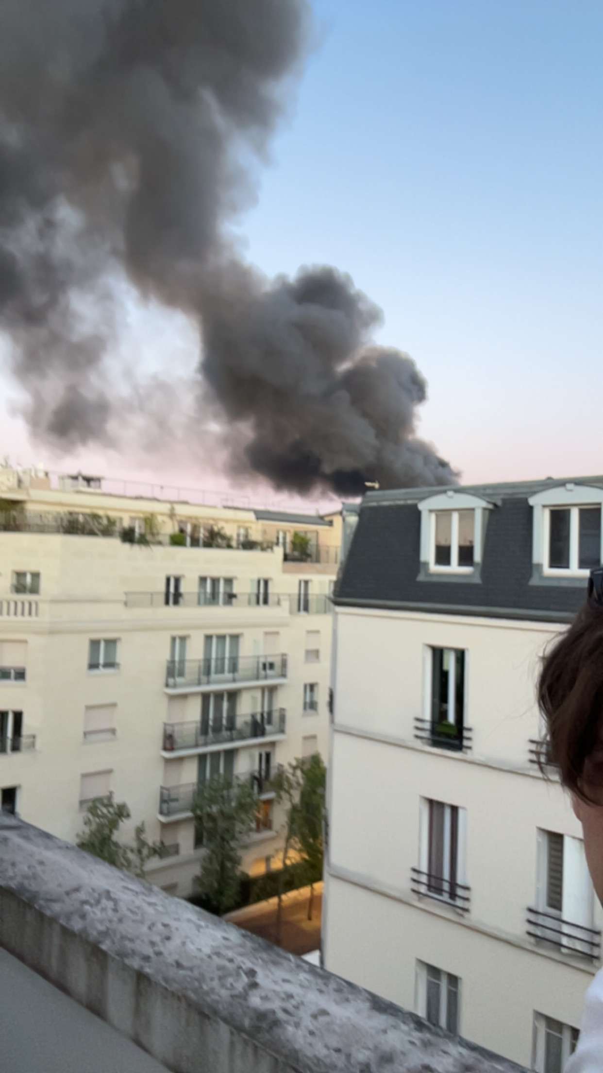 y&rsquo;a du feu &agrave; c&ocirc;t&eacute; de chez moi