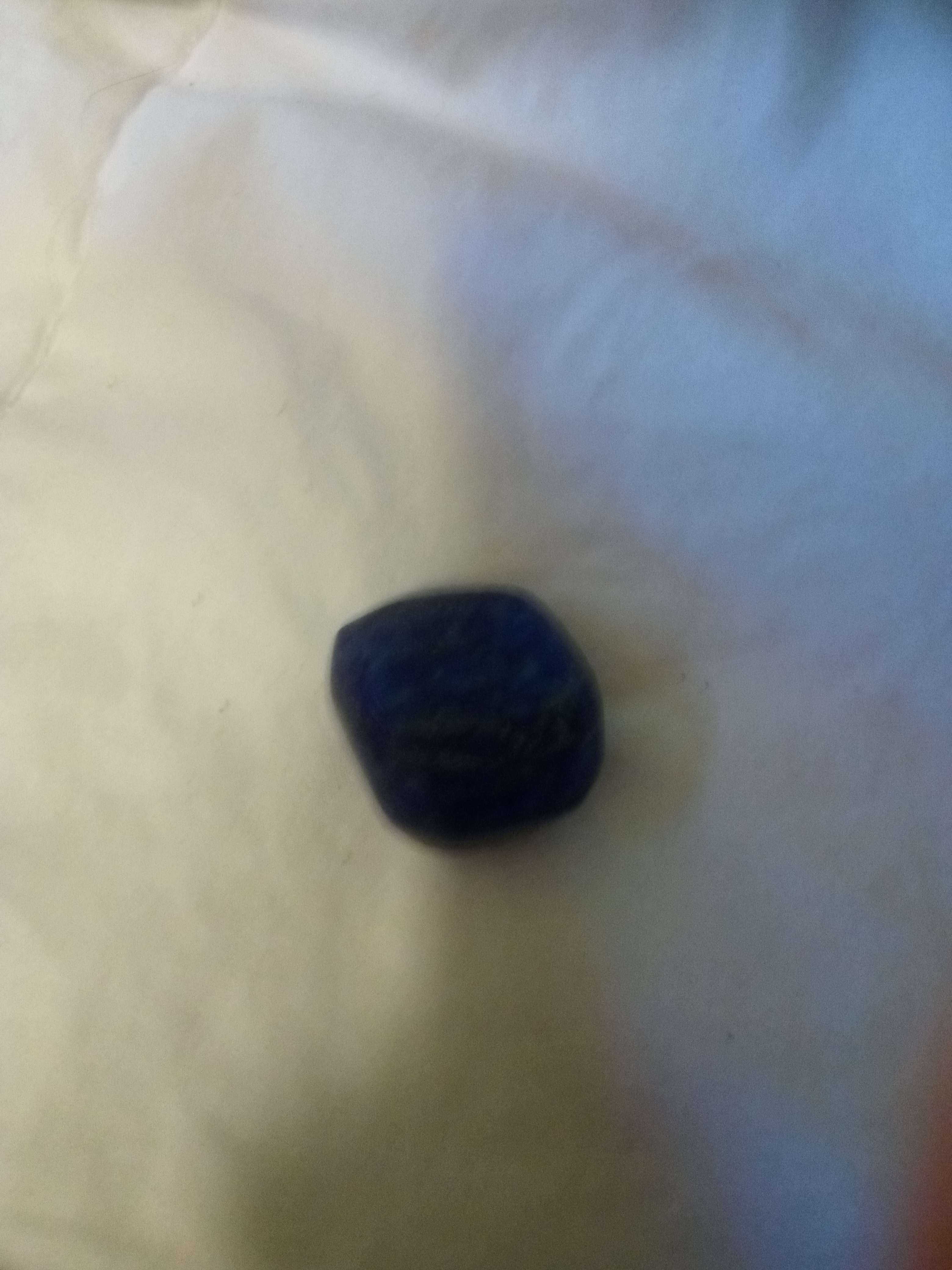 Lapis lazuli une pierre de couleur bleu profond a indigo au ligne dor&eacute; reconnu de pluie Egypte antique part les roi qui dans ses vertus spirituelle de la sagesse et connaissance sup&eacute;rieure m&ecirc;me pour eu pour d&eacute;tecter eau dans les d&eacute;serts et n&ocirc;tre &eacute;poque comme litho th&eacute;rapeutique pour lutte contre certains allergie comme asthme et associ&eacute; le calme une des pierre incontournable des d&eacute;buts de la collection attention on peut se confondron avec la sodalite car se ressemblent tr&egrave;s fort mais pas les m&ecirc;me vertus et mol&eacute;cule chimiques