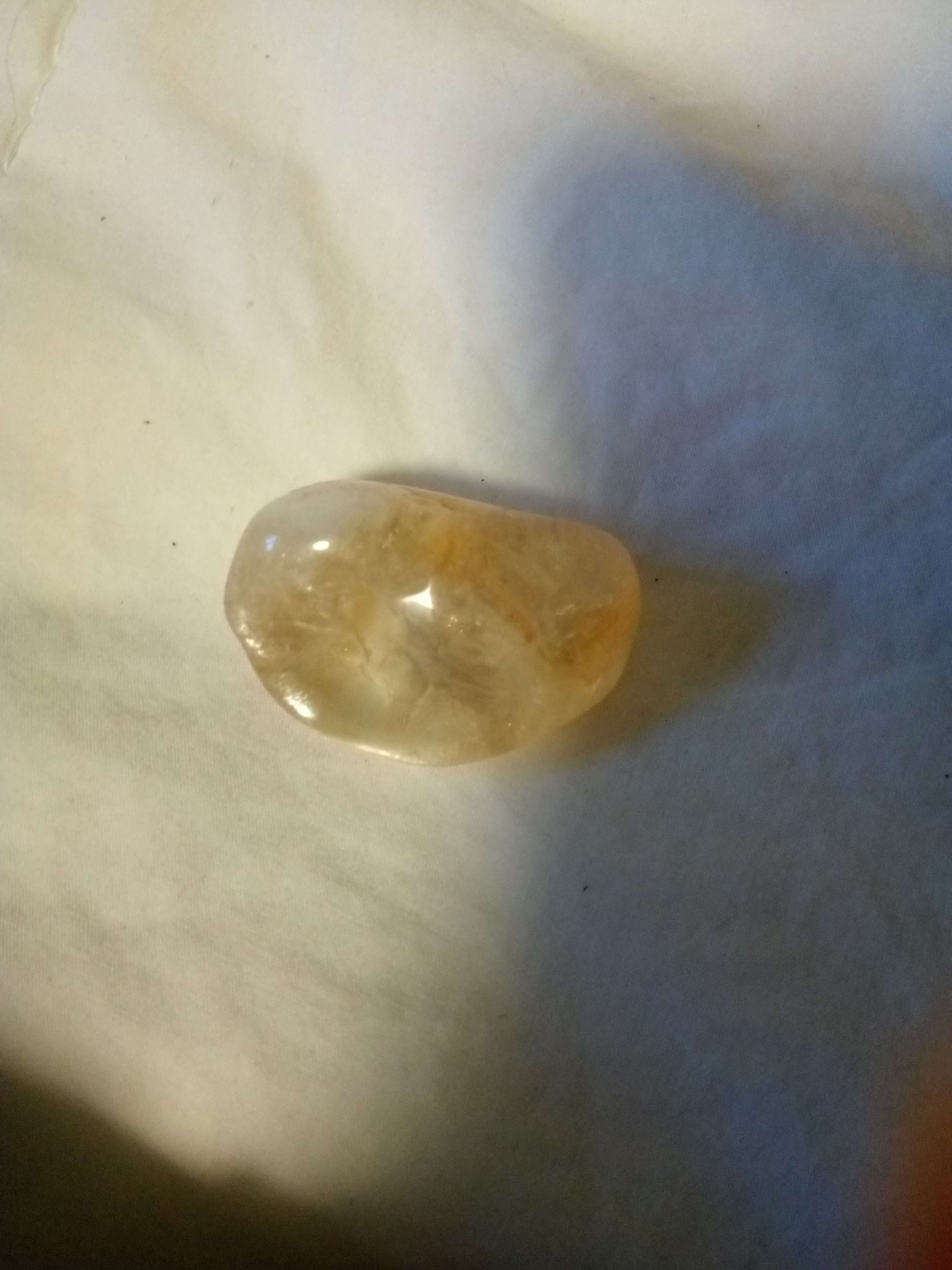 Citrine une pierre jaune p&acirc;le a vive qu'elle contient de oxyde de fer et du squartz ou sa couleur et si elle es chauff&eacute; il peut &ecirc;tre orange donc plus dur a identifier tr&egrave;s utilis&eacute; car une des pierre pierre de la collection mais pas donne a tout car sa particularit&eacute; ses que les praticiens exp&eacute;riment&eacute; peut utiliser parfaitement qui es li&eacute; a optimiser la confiance en soi et aussi pour les troubl&eacute; l&eacute;ger de estomac et du froid en cas de maladie et abondance on donne aussi le nom de pierre des marchan