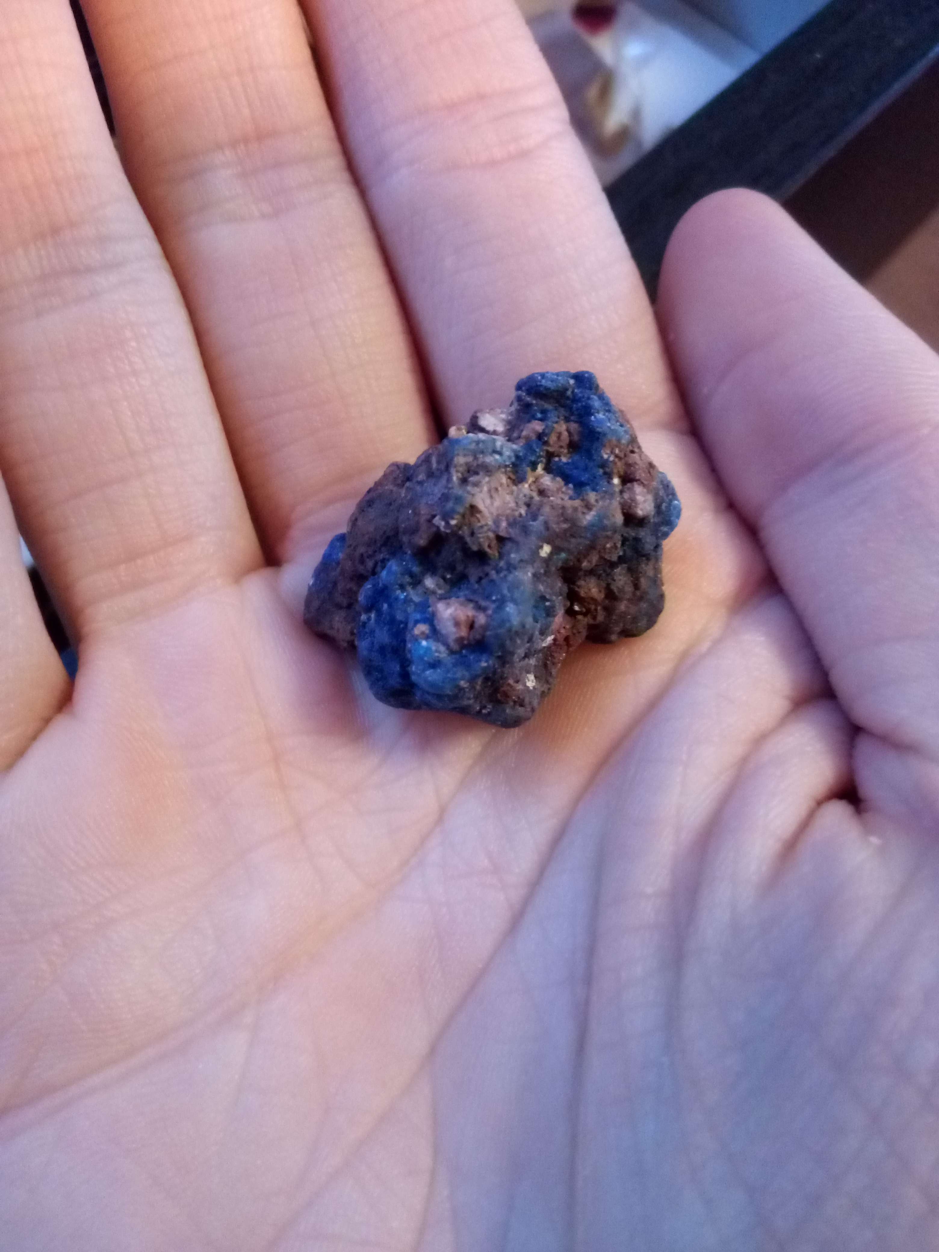La lazurite pierre bleue fonce petit mais tout aussi pluissant utiliser en Egypte pour faire de la peinture bleue et maintenant en litho th&eacute;rapie pour ses effet sur la m&eacute;moire la concentration la m&eacute;ditation les vertige les malformations la gorge le calme la sociologie du pass&eacute; mais attention elle es fragile et puissant usage cours v&eacute;rifie r&eacute;guli&egrave;rement ancrage et pas utiliser en cas hypotension pour ses effet un peu plus doux ok associ&eacute; avec la tourmaline labradorite et la suhungite
