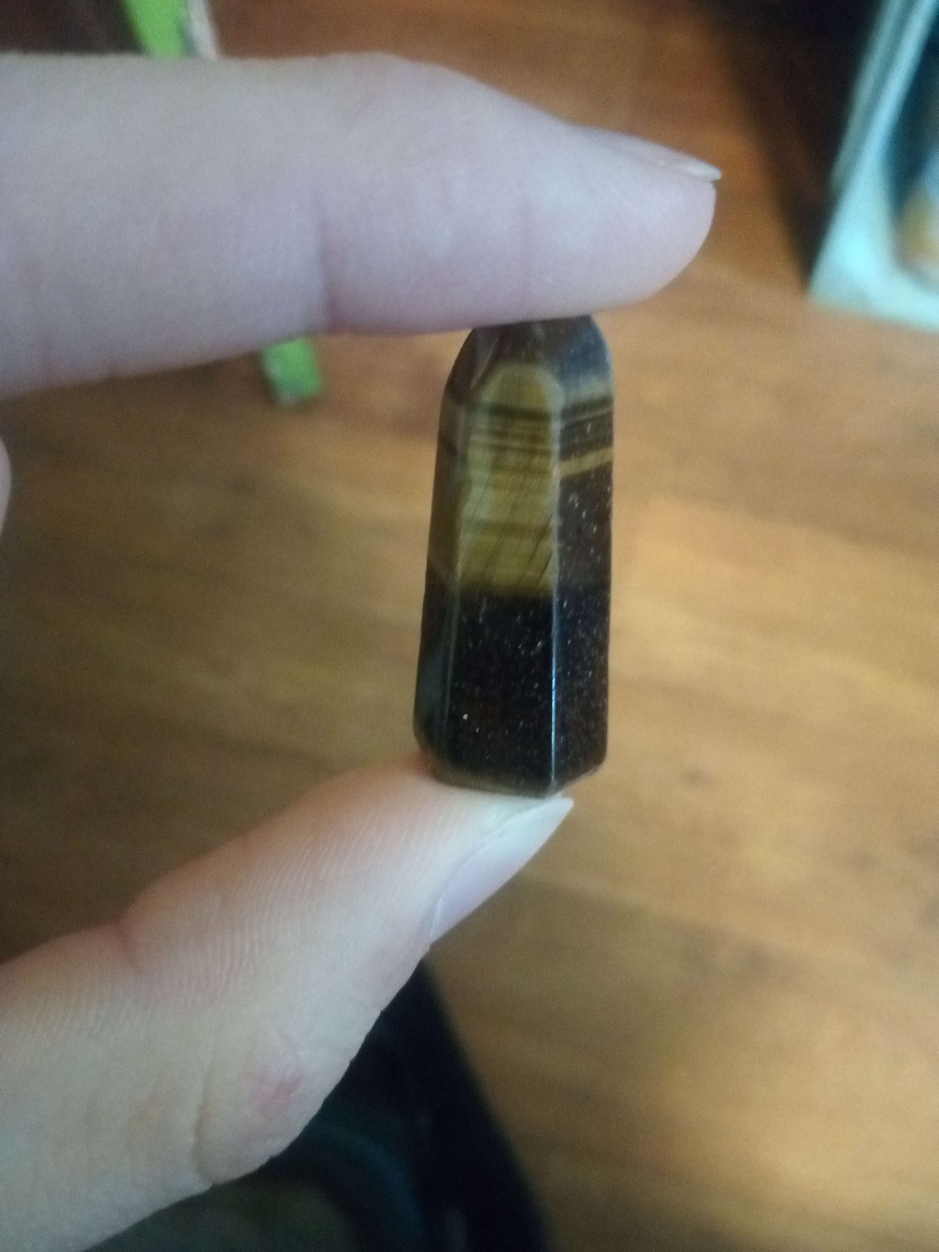 Astrophelite une petit pierre en forme de poire vert le haut a la base brune et avec certains pierre comme &oelig;il du tigre a image reconnue pour donn&eacute; de &eacute;nergie de la joie aide en cas de d&eacute;prime motiv&eacute; cr&eacute;ativit&eacute; aussi mais tr&egrave;s fragile tr&egrave;s friable ses difficile de se confondre avec une autre