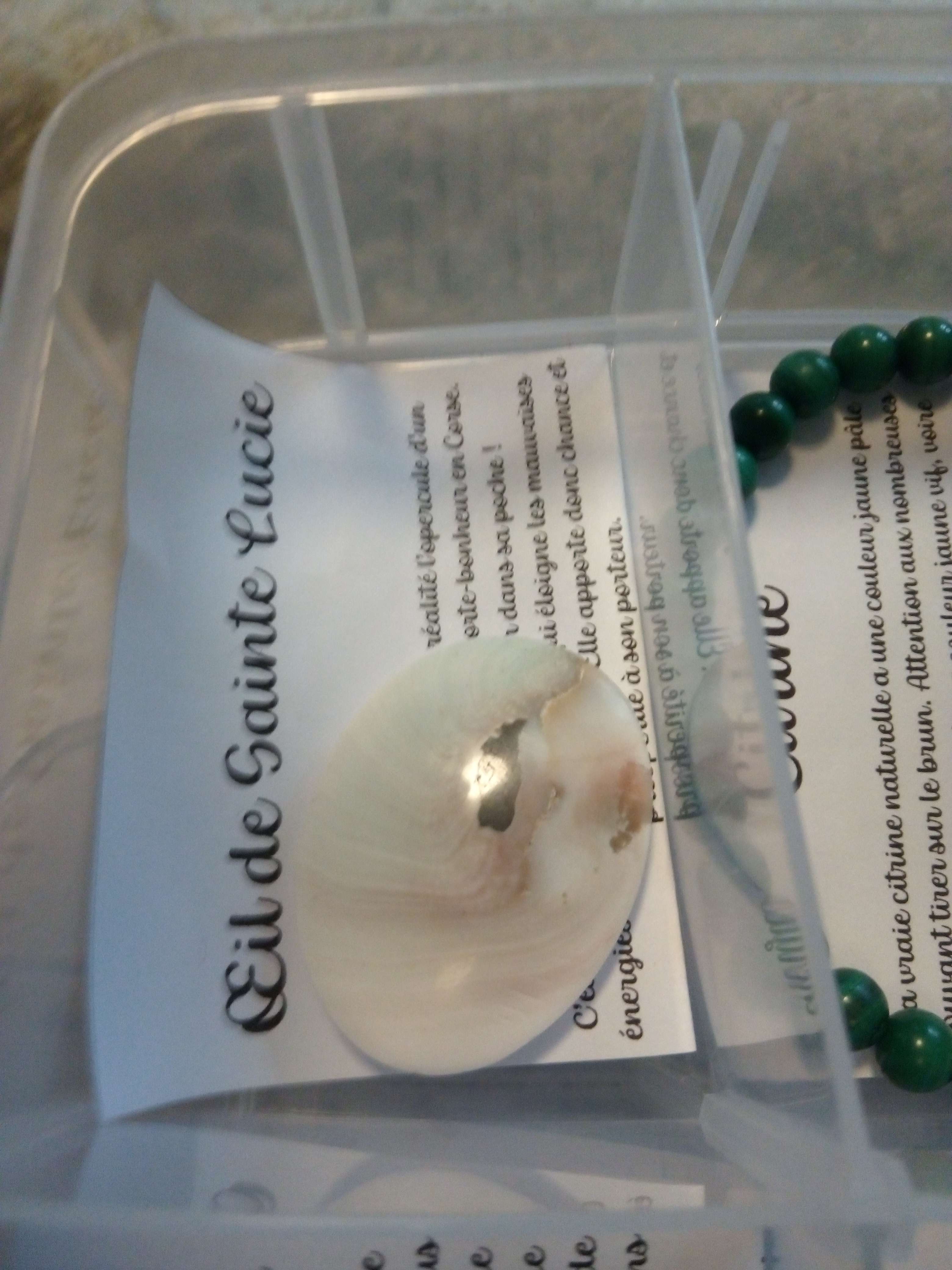 &OElig;il de Saint Lucie une pierre marine qui un coquillage qui ses forme dans la mer de la m&ecirc;me famille que les coural fragile se cass&eacute; facilement a la vie moderne cl&eacute; t&eacute;l&eacute;phone suffit a la cass&eacute; mais bien pour innocence le calme la paix la douceur pour activer tout les chakras il en faut 4 toujours de couleur blanche au ligne comme un escargot grise id&eacute;al pour les enfants