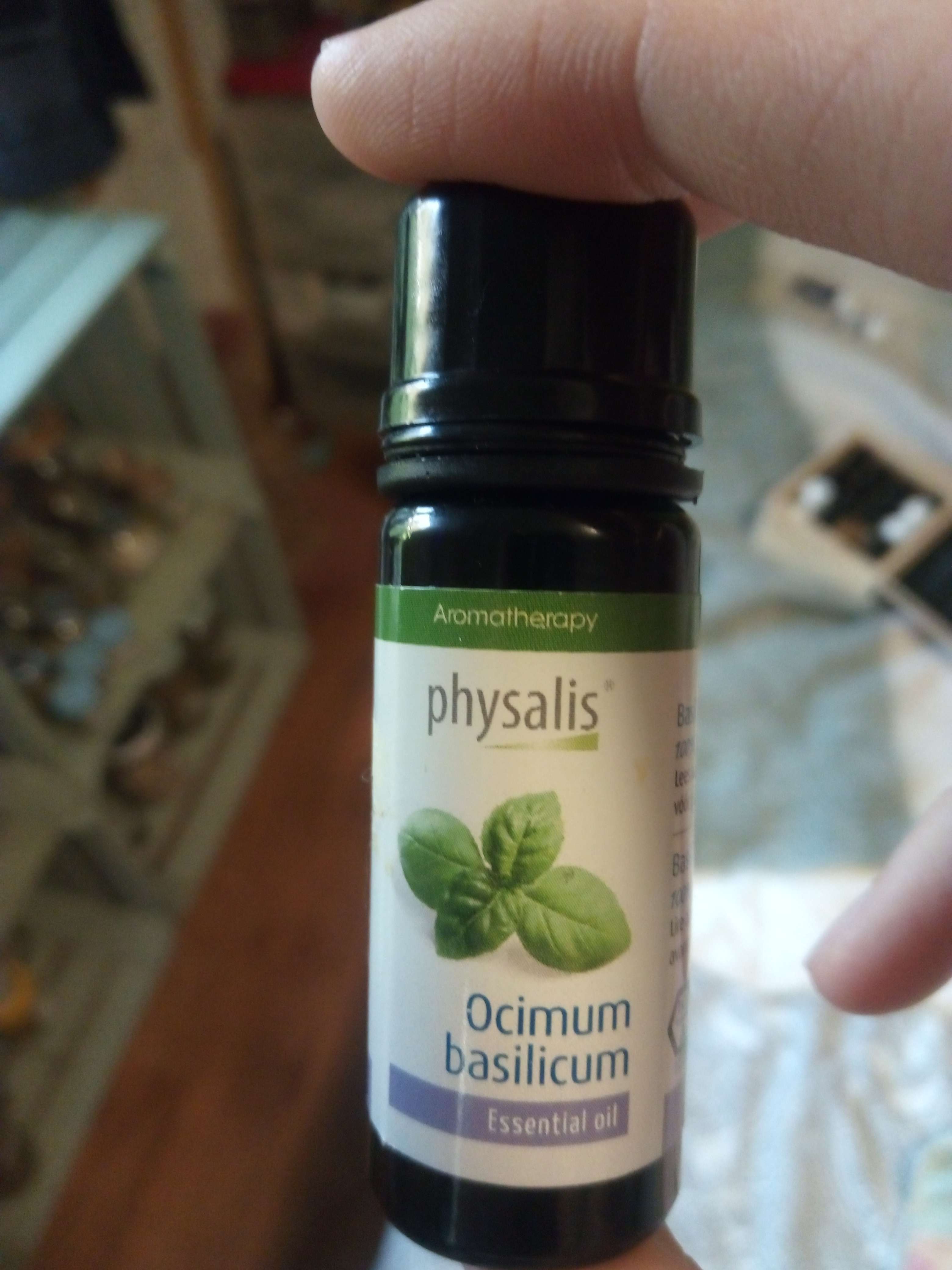 Huile essentielle de basilic exotique une huile essentielle origine Inde et son odeur aromatique prononc&eacute; et elle es reconnu pour une des indispensable pour ses vertus digestif carminative anti pasmodique anti d&eacute;prime et aussi relaxant associ&eacute; a la mandarine rouge une huile amis des femme et jeune fille et d&eacute;conseill&eacute; en voie orale peut provoquer de la d&eacute;pressions c&eacute;r&eacute;brale et d&eacute;conseill&eacute; aux femmes enceintes et au enfants de moins de 12 ans