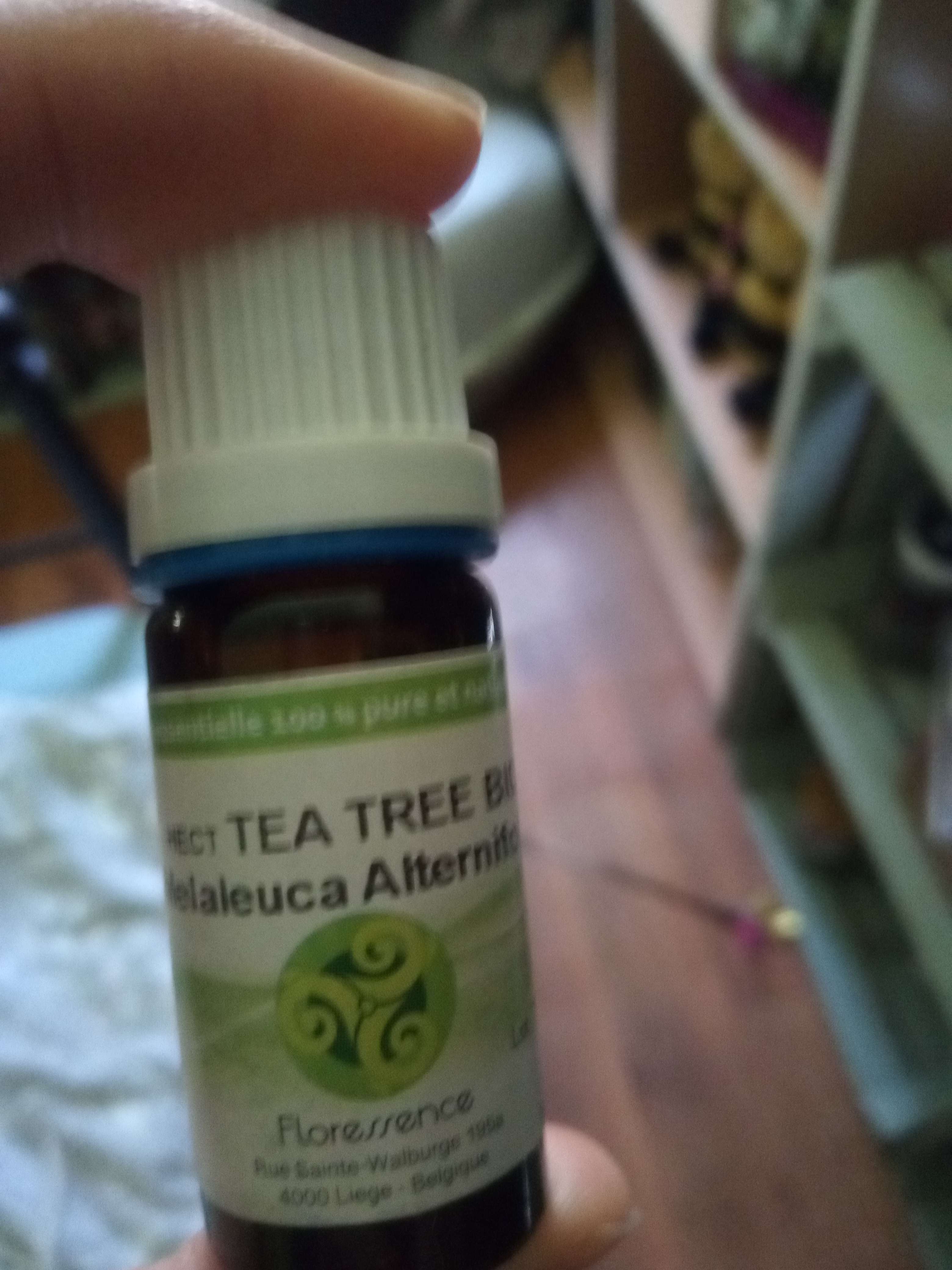 Huile essentielle arbre &agrave; th&eacute; la plus connu des huiles essentielles indispensable au Quotidien de tout les jours origine Australie appr&eacute;ci&eacute; d&eacute;j&agrave; en th&eacute; chez eu et chez nous En huiles essentielles comme anti bact&eacute;rienne anti viral anti fongique anti parasitaire protection des rayons x id&eacute;al pour les produits de m&eacute;nage et la sant&eacute; des maux de hiver maux gorge rhume nez bouch&eacute; d&eacute;conseill&eacute; aux femmes enceintes et au enfants de moins de 7 ans