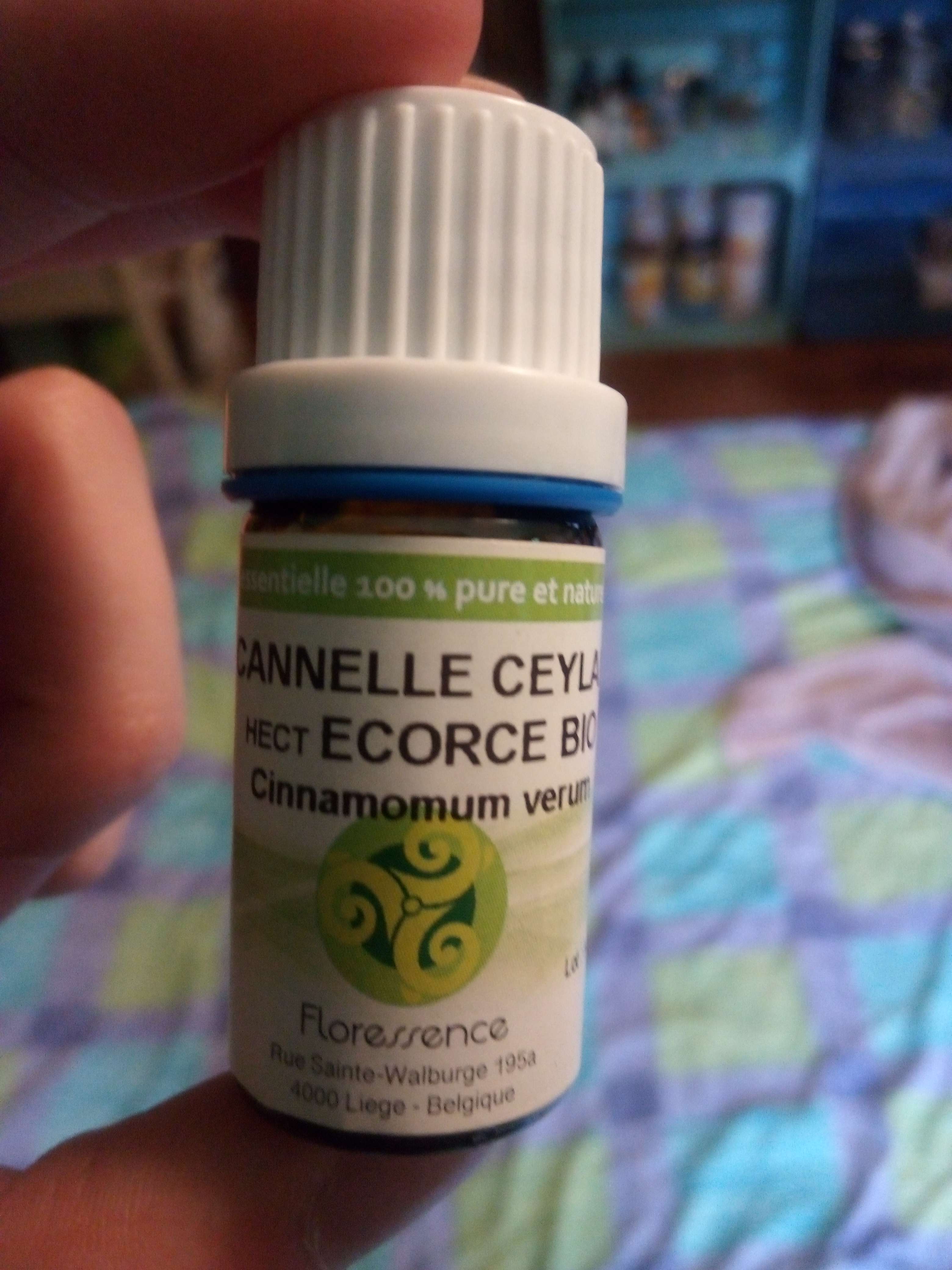 Huile essentielle de cannelle &eacute;corce une huile essentielle tr&egrave;s connu &eacute;pic&eacute; et apaisant chauffant origines de Madagascar souvent la meilleure que la cannelle de chine qui son pas le m&eacute;thode de extraction travailler et elle es anti Viral tonique anti bact&eacute;rien anti fongicide anti parasitaire digestifs r&eacute;chauffe en cas de froid stomachique dilution obligatoire en massage olfactif aussi bien pour le syst&egrave;me urinaire si bien dilu&eacute;