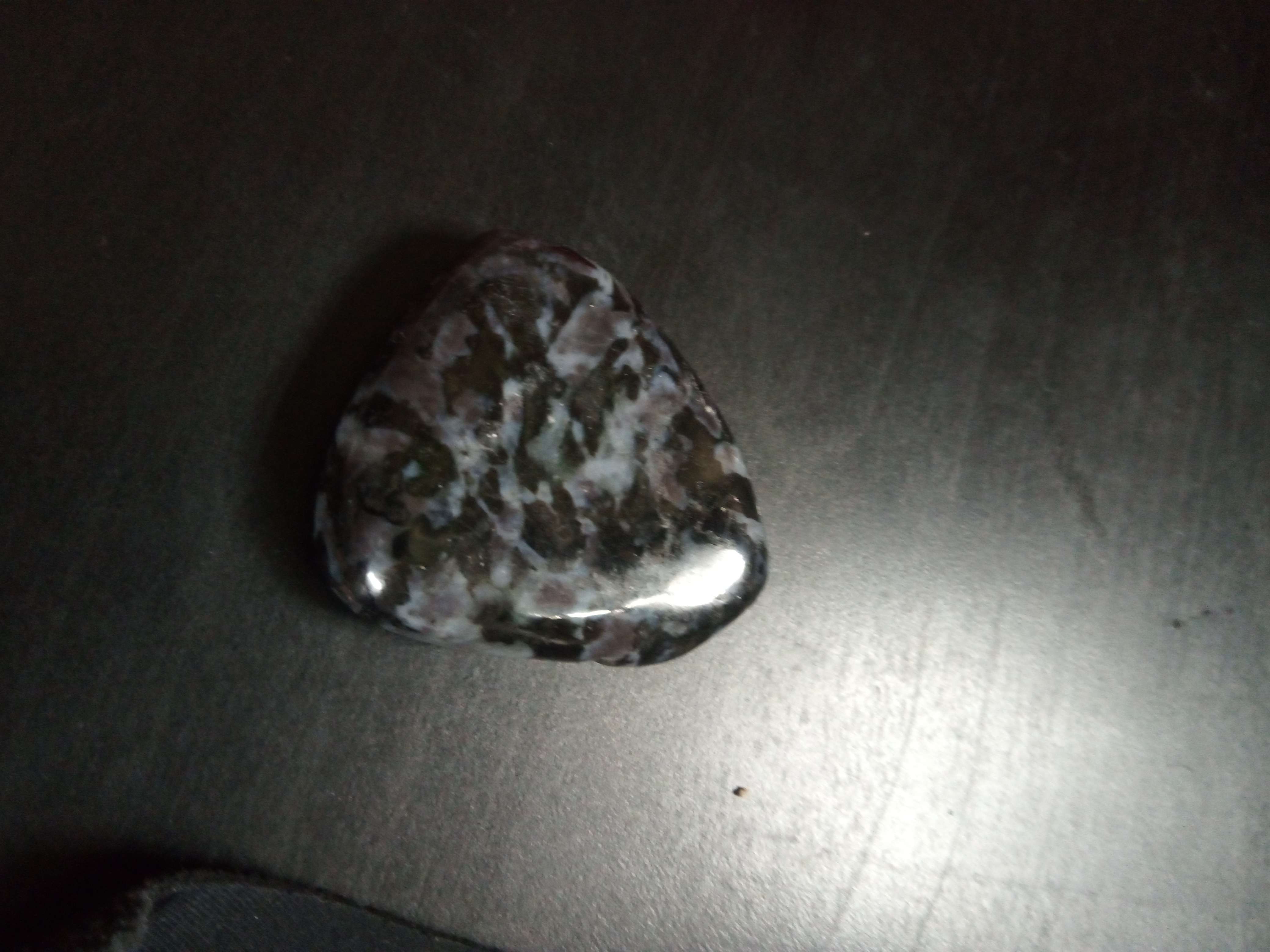 Gabbro Une pierre noir l&eacute;ger couleur blanc une pierre des volcans de Madagascar qui ses forme apr&egrave;s la lave et refroidir comme la pierre de lave sauf que elle as &eacute;t&eacute; pollu&eacute; part des m&eacute;taux lourd de environnement naturel une pierre douce pour la protection stabilit&eacute; et confiance dans la vie g&eacute;n&eacute;ral possible de se confondre avec autre pierre noir mais Poli il es facile conna&icirc;tre
