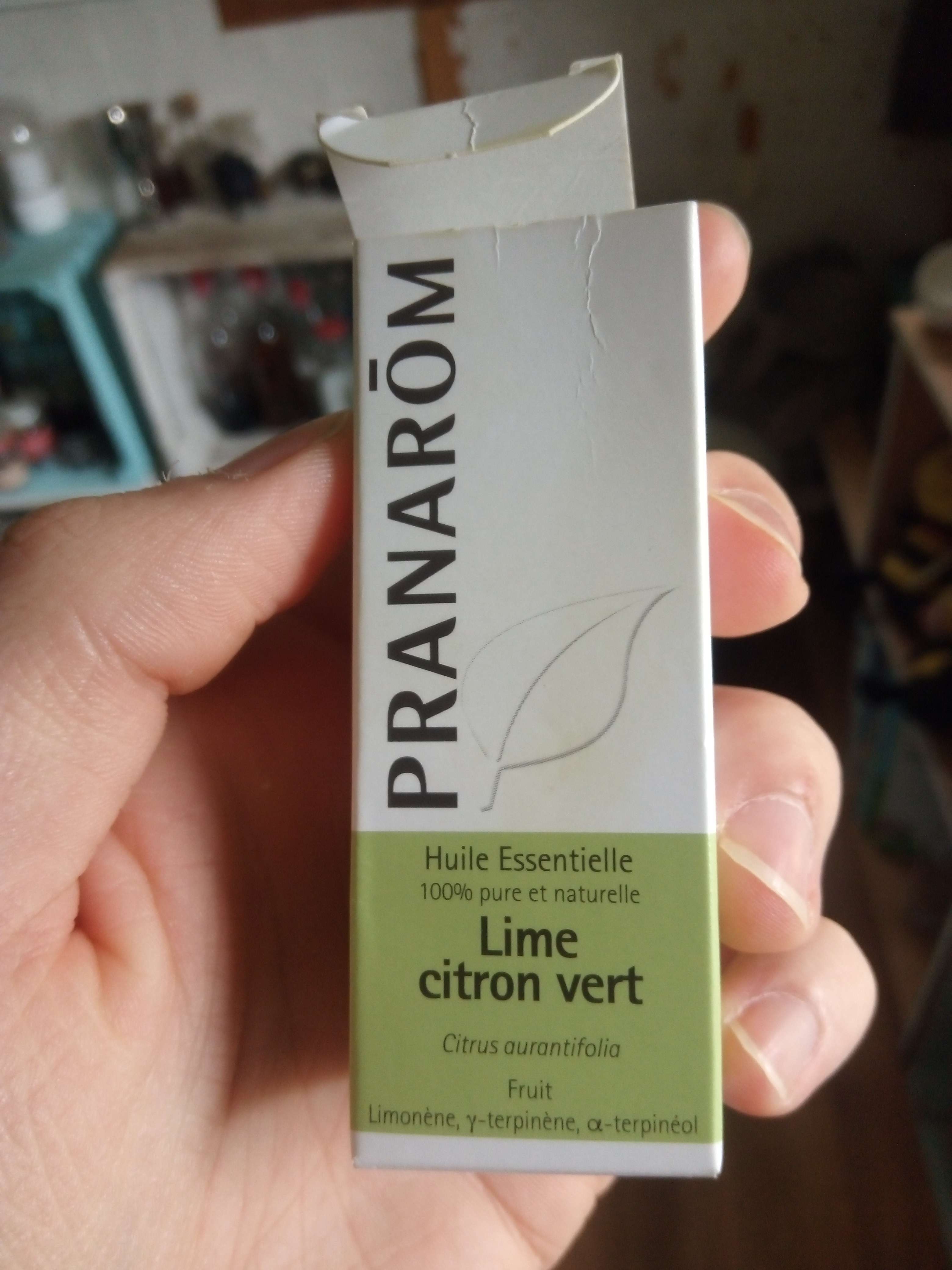 Huile essentielle de Citron vert une huile essentielle origine Italie le fruit es de couleur verte son odeurs plus fra&icirc;che a les m&ecirc;me vertu et precotion usage sauf elle es plus dans la mince drainant d&eacute;puratif et sensation de fra&icirc;cheur toujours bien de le cite malgr&eacute; ses vertus proche du citron jaune