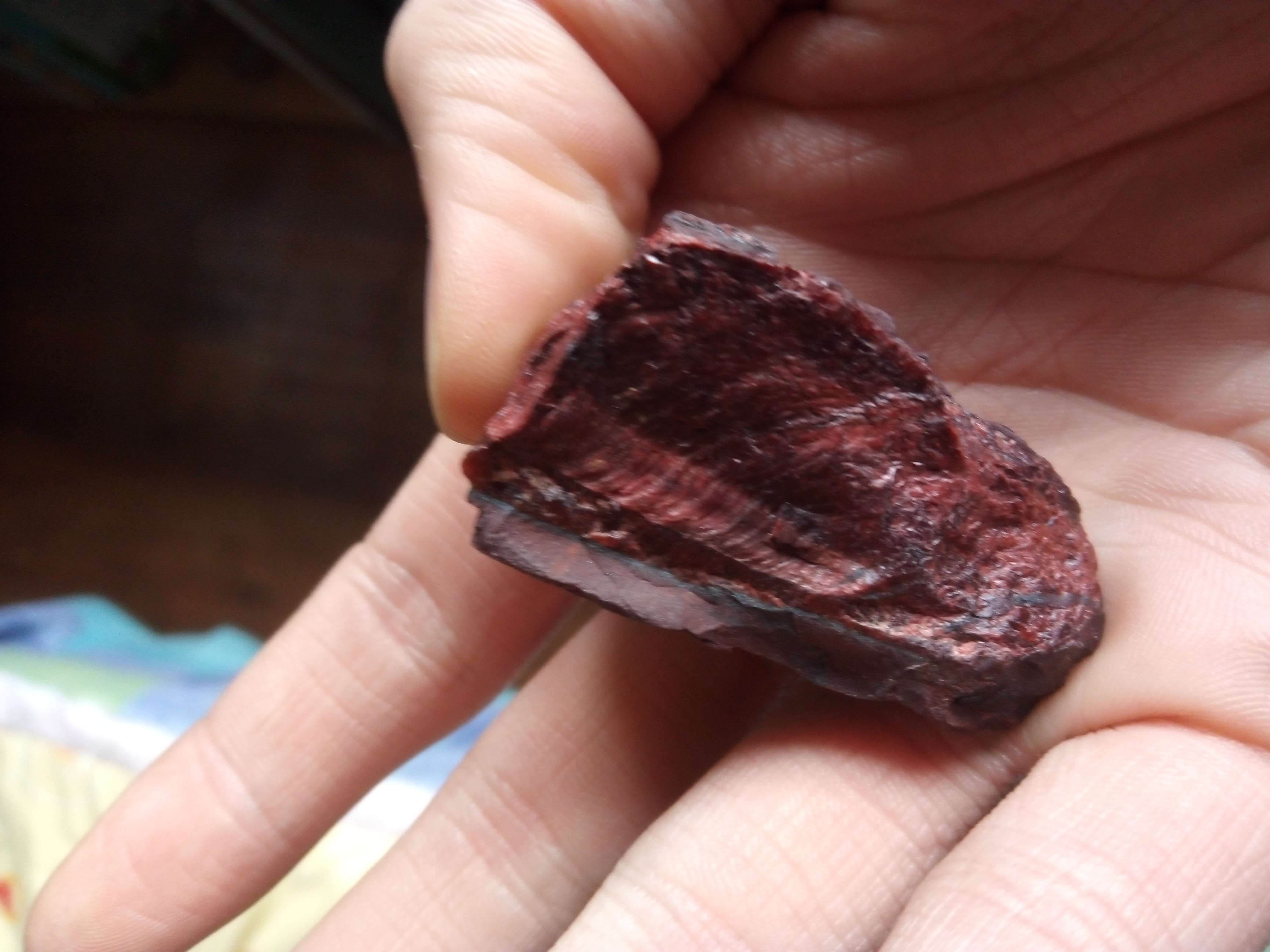 &OElig;il de b&oelig;uf une pierre de couleur rouge a brun reconnaissable ses polie l&eacute;ger noir ou sa couleur qui vient de sa teneur en fer a 80% elle reconnus pour le courage ma force mais aussi pour certains croyance les infections sanguine associ&eacute; a sa couleur qui en r&eacute;alit&eacute; un de la famille des quartz car il es a 7 de duret&eacute; d&eacute;conseill&eacute; si la personne es col&eacute;rique sanguin ou agressifs car sa augmenter ses mauvais caract&egrave;re pour avoir les m&ecirc;me vertu sans se risque ses la citrine qui es jaune mais de&eacute;rienc