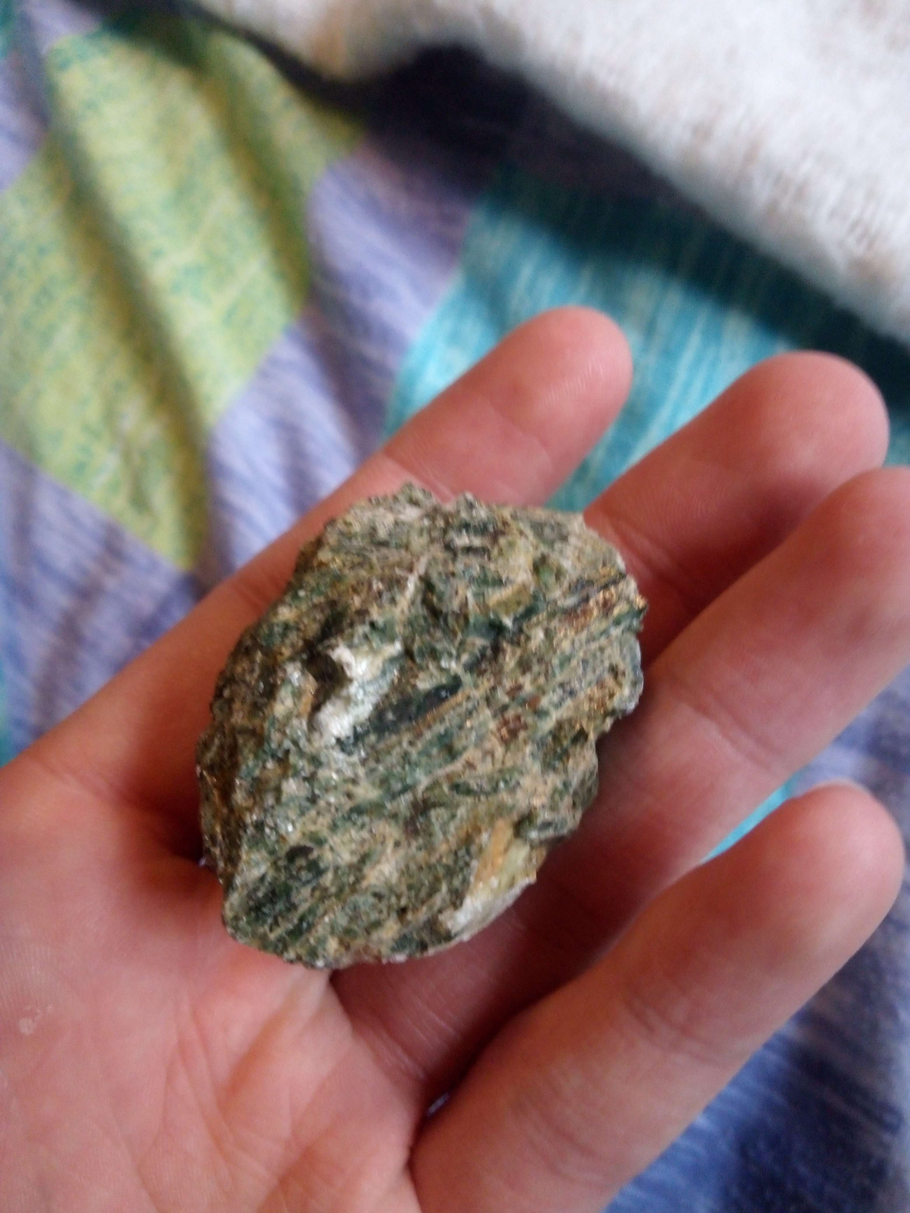Tourmaline verte une pierre verte et vert fonc&eacute; si poli symbole de la for&ecirc;t et de la nature et aussi reconnu pour ses vertus dans son pays pour stimuler et renforcer le syst&egrave;me immunitaire et dans le plan &eacute;motionnel pour aider en cas de tristesse deuil angoisse et connu en cas de maladie on peut associer a autre tourmaline