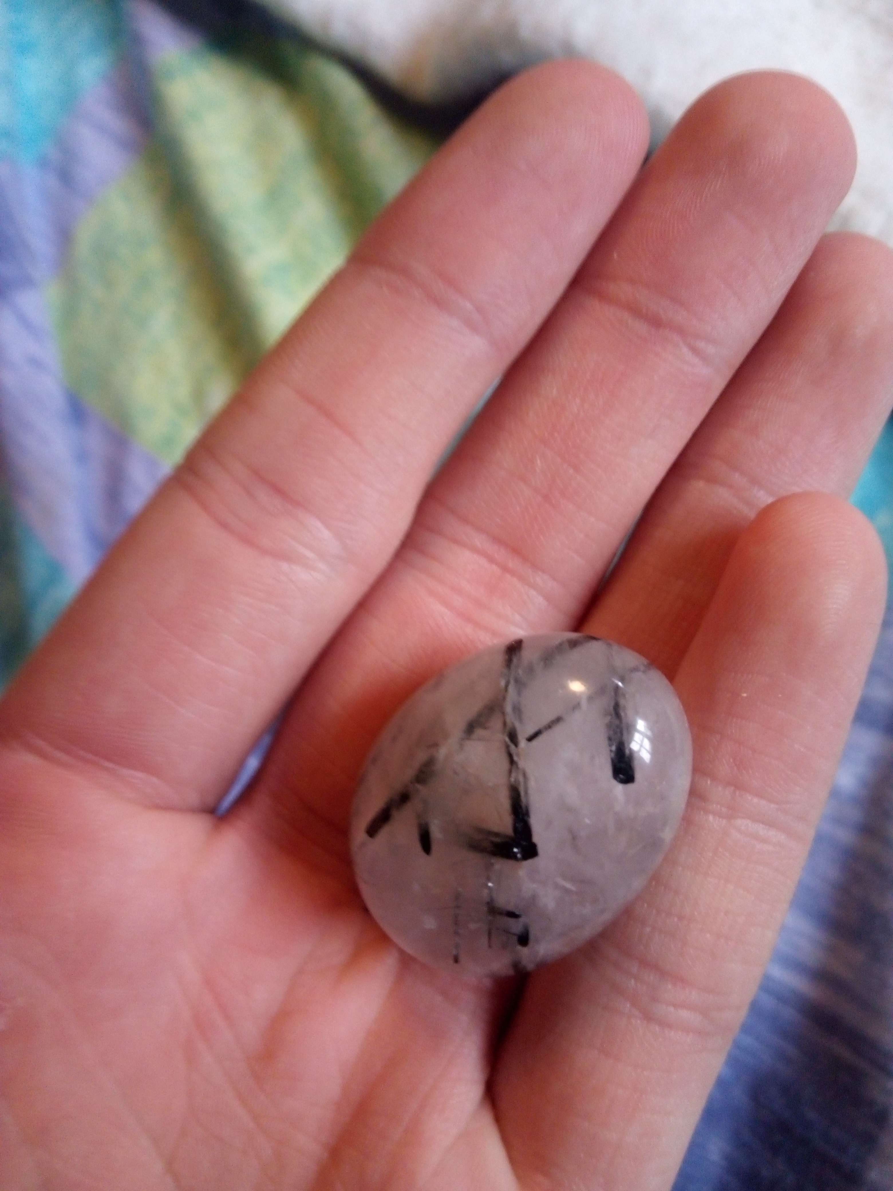 Quart tourmaline noire une fusion de pierre naturel entre quartz et tourmaline noire deux vertu sur une seul pierre pour les champs magn&eacute;tiques il prot&egrave;ge son porteur mais avec les autre vertus du quartz pas conseill&eacute; de associ&eacute; avec autre pierre