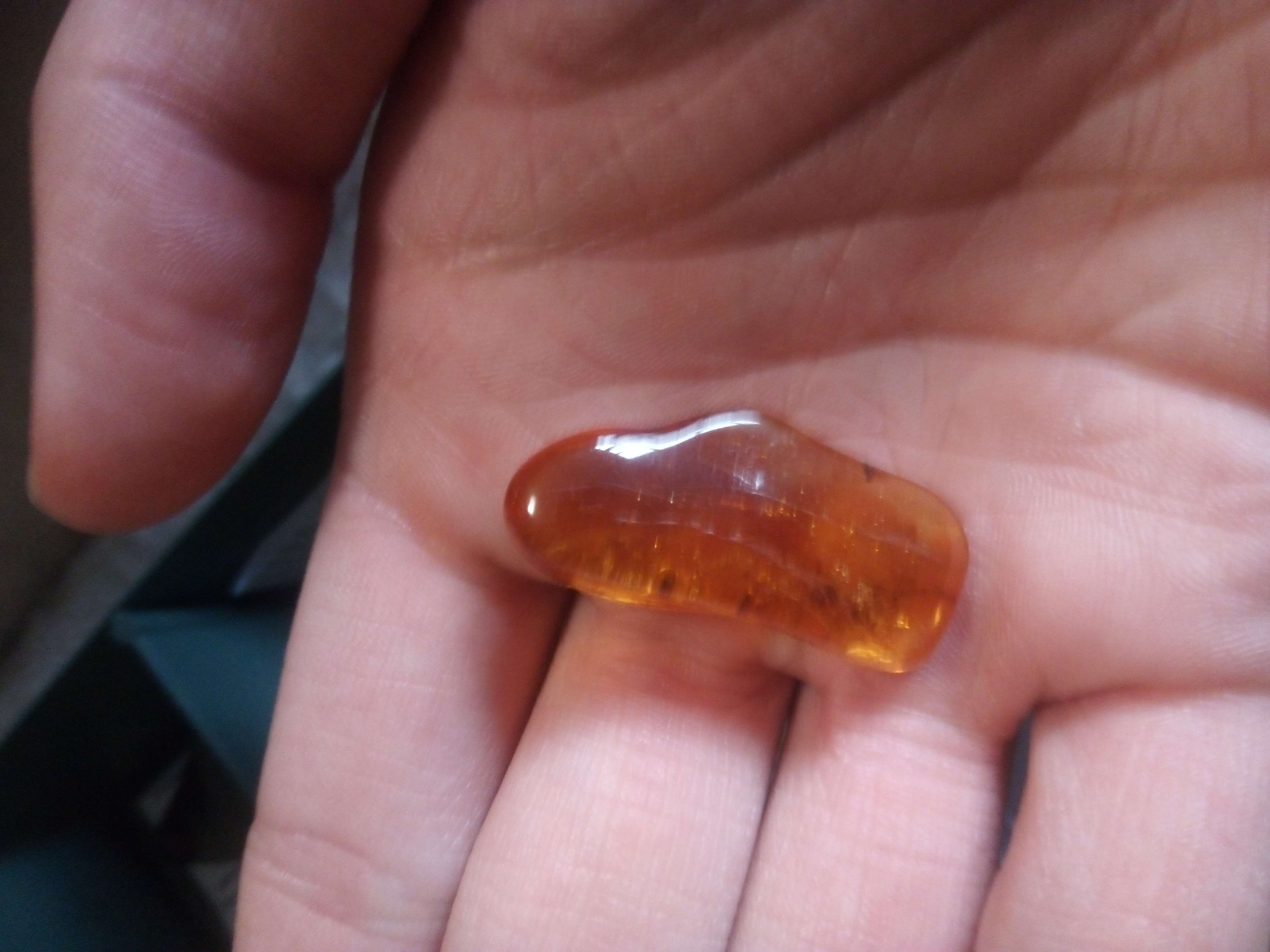 Ambre qui es pas une pierre mais u fossile de la r&eacute;sine un arbre qui date de 300 millions d'ann&eacute;es tr&egrave;s exploiter de pluie la nuit des temps pour les douleur digestif inflammation Et selon certains pour argent car il es r&eacute;put&eacute; de nos jours pour sa raret&eacute; au bord de extinction mais aussi comme porte Bonheur protection chance dans la lithotherapie on utilise pas insecte on trouve parfois dans certains exemplaire et en g&eacute;n&eacute;ralement petit collection maintenant