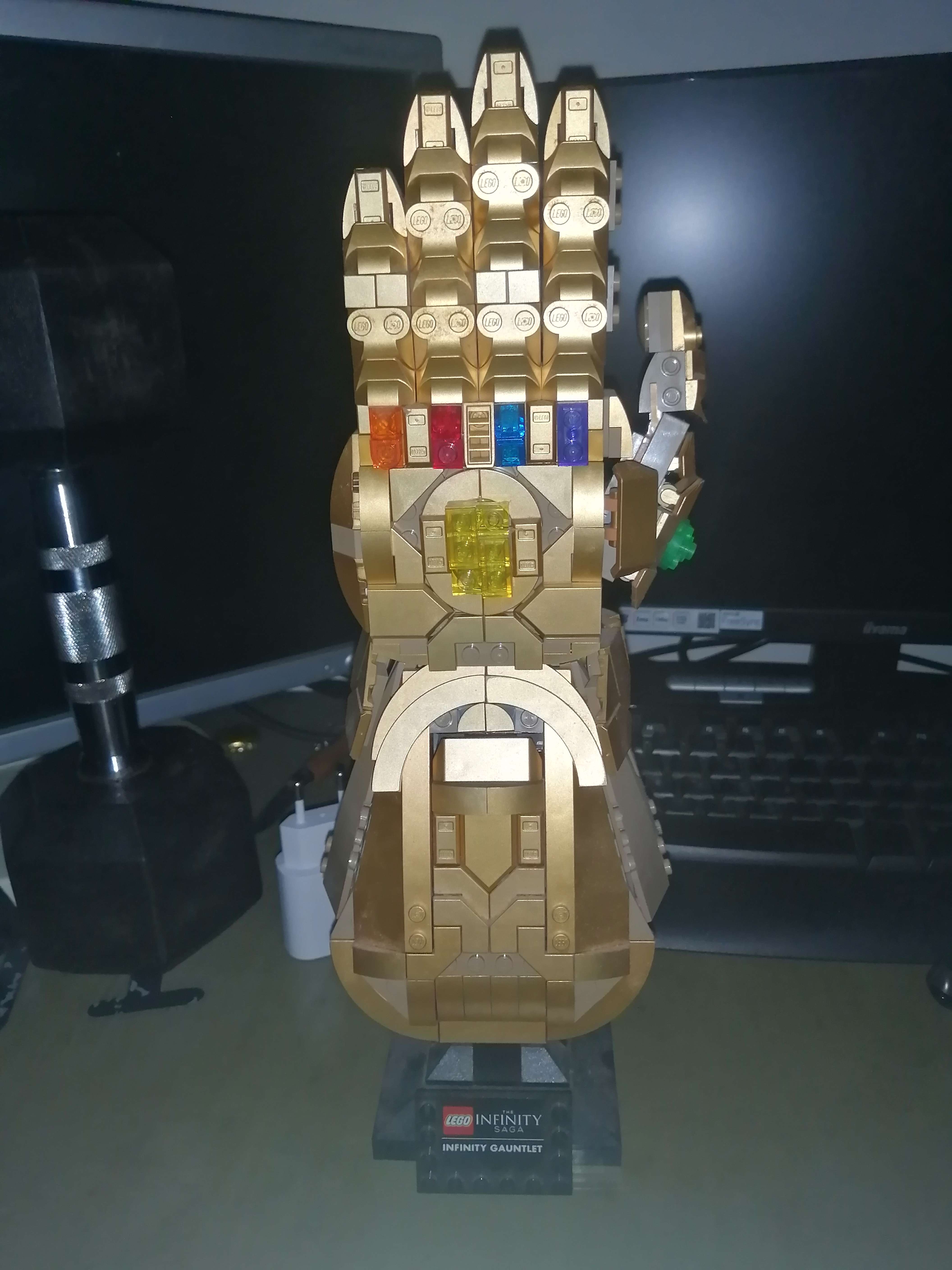 REGARDEZ MON NOUVEAUX LEGO, ouahhh avec des petit pierre sur les falanges ouaaaah, ouahhh les petits doigts qui bougent wouah