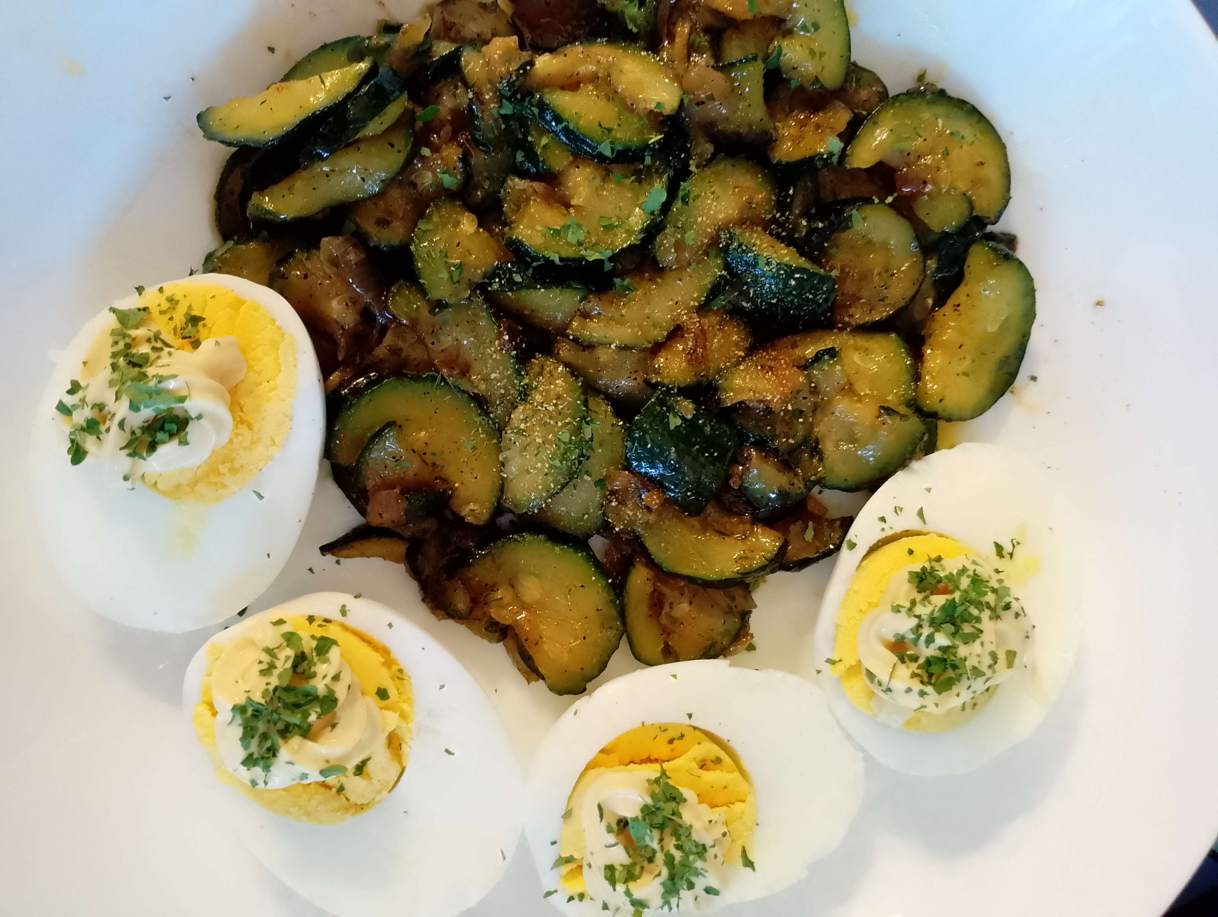 Courgettes cuites &agrave; la sauce soja (sucr&eacute;e), ail en poudre, herbes de Provence, persil et &oelig;ufs durs 😋

#cuisine #repas #sant&eacute; #miam