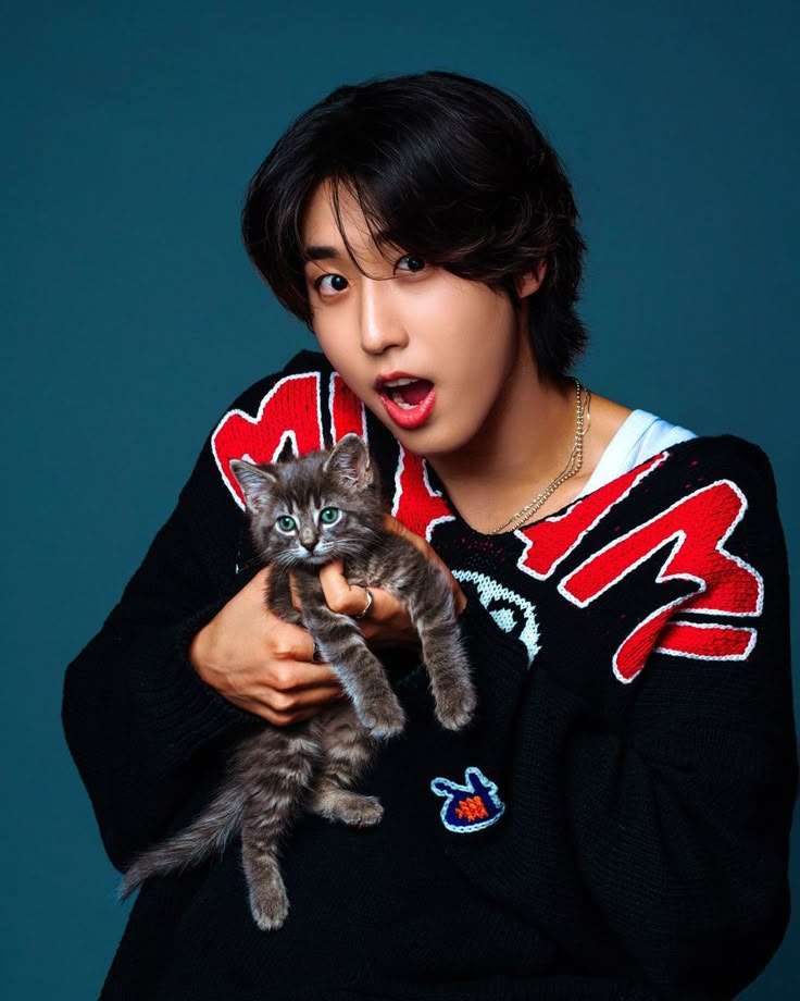 #kpop il est trop mignon avec le chat