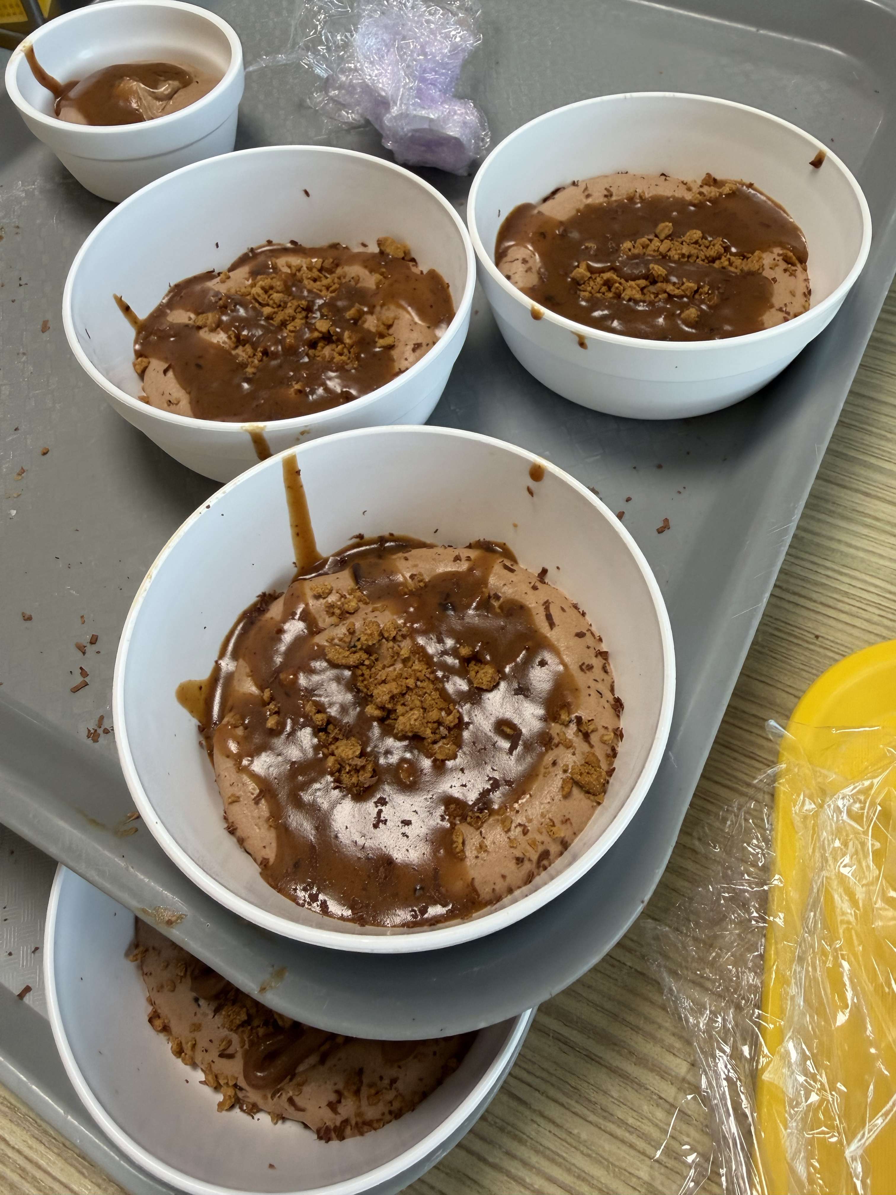 Mousse chocolat , caramel beurre sal&eacute; ,chocolat r&acirc;p&eacute; 
Bah c&rsquo;est pas mal !